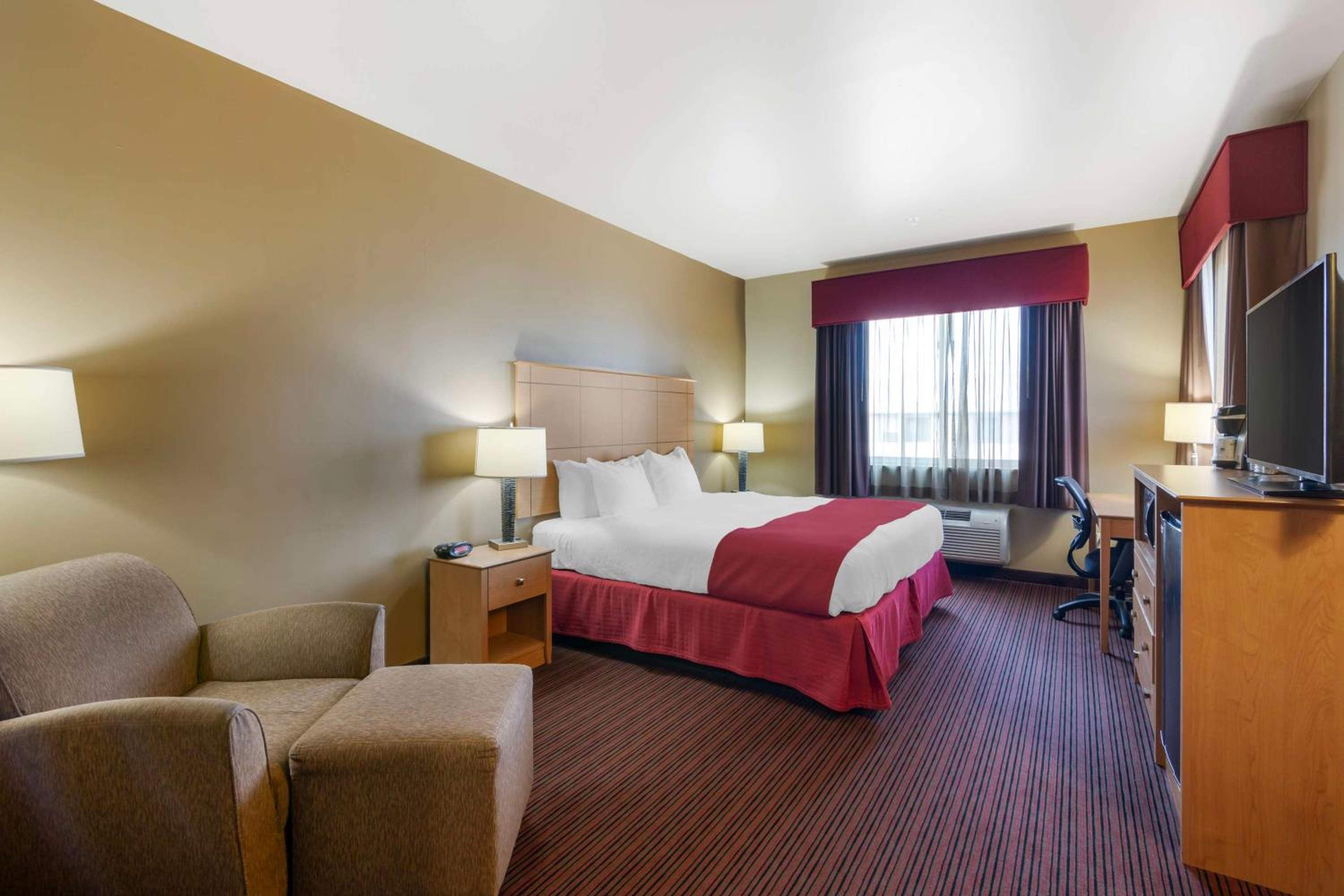 King Room - Non-Smoking - Photo 7