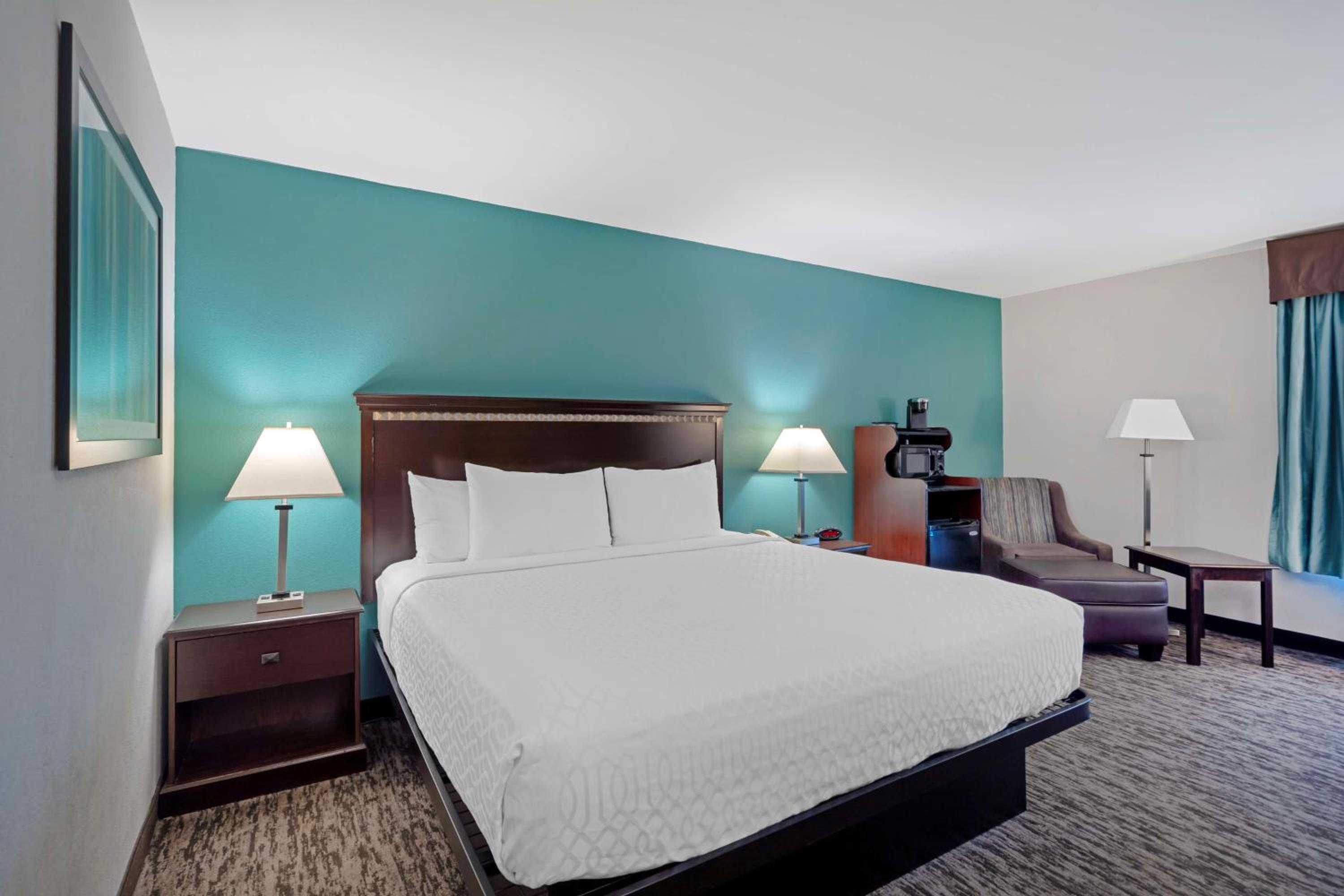 King Room - Non-Smoking - Photo 4