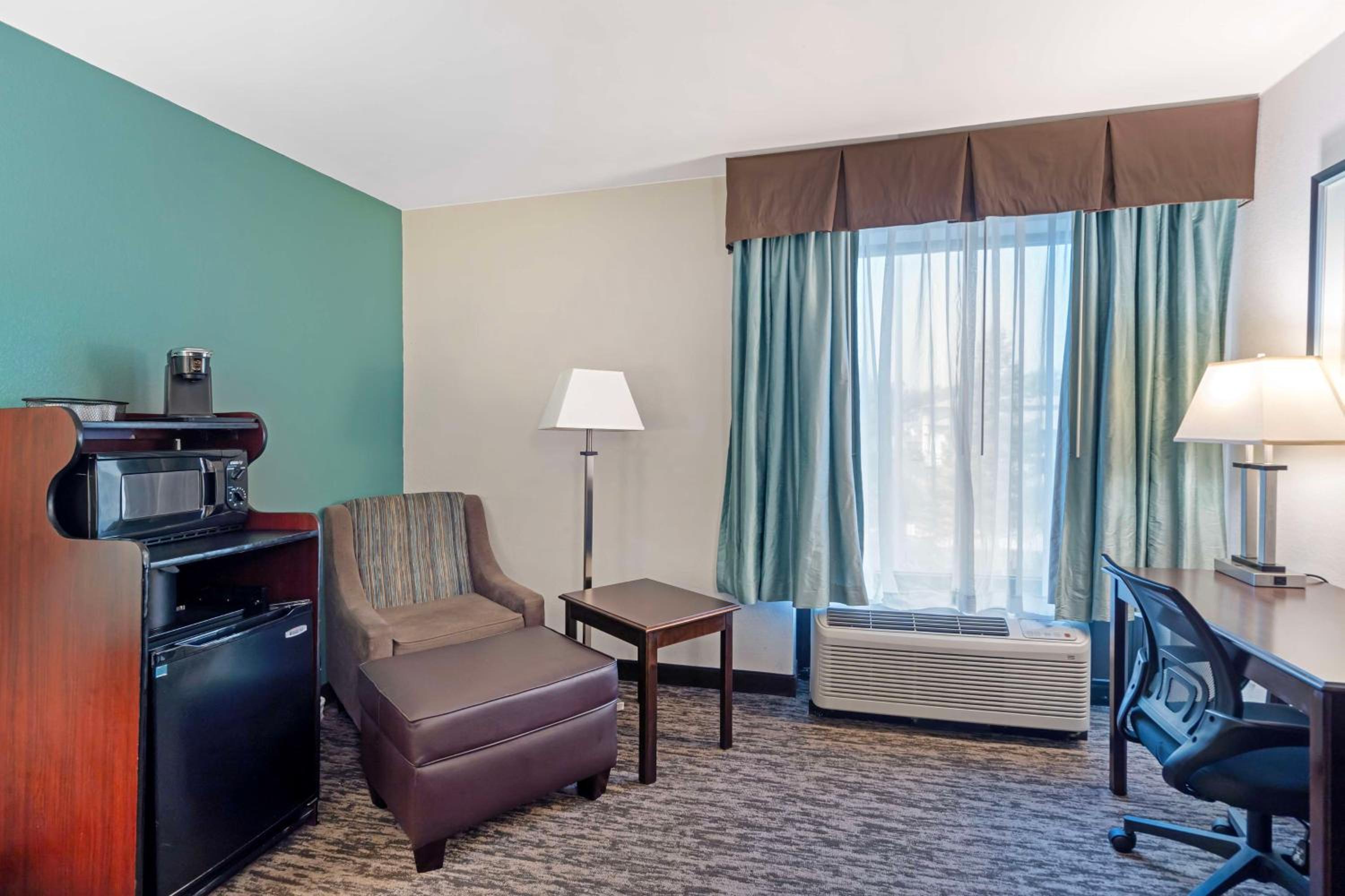 King Room - Non-Smoking - Photo 3