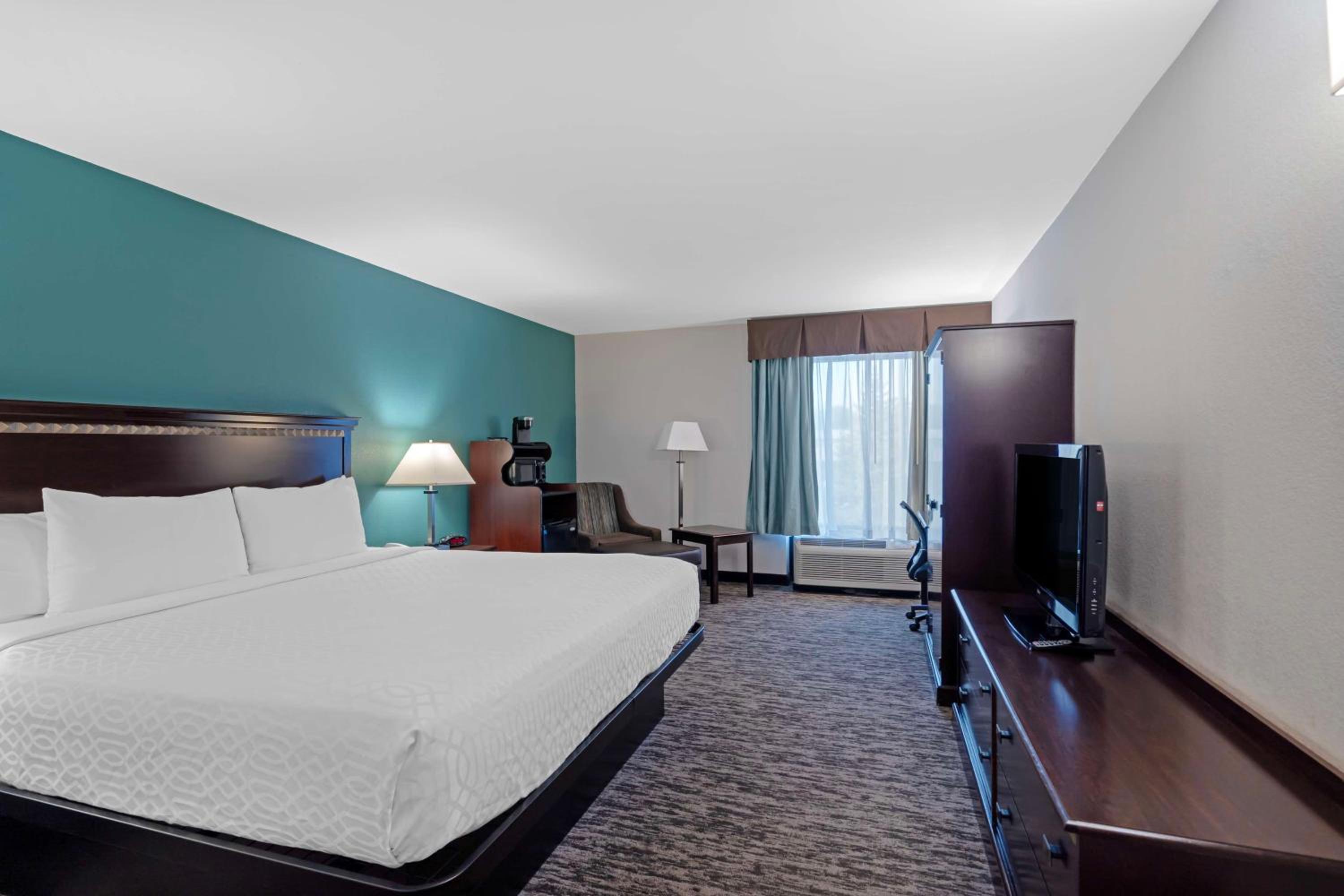 King Room - Non-Smoking - Photo 5