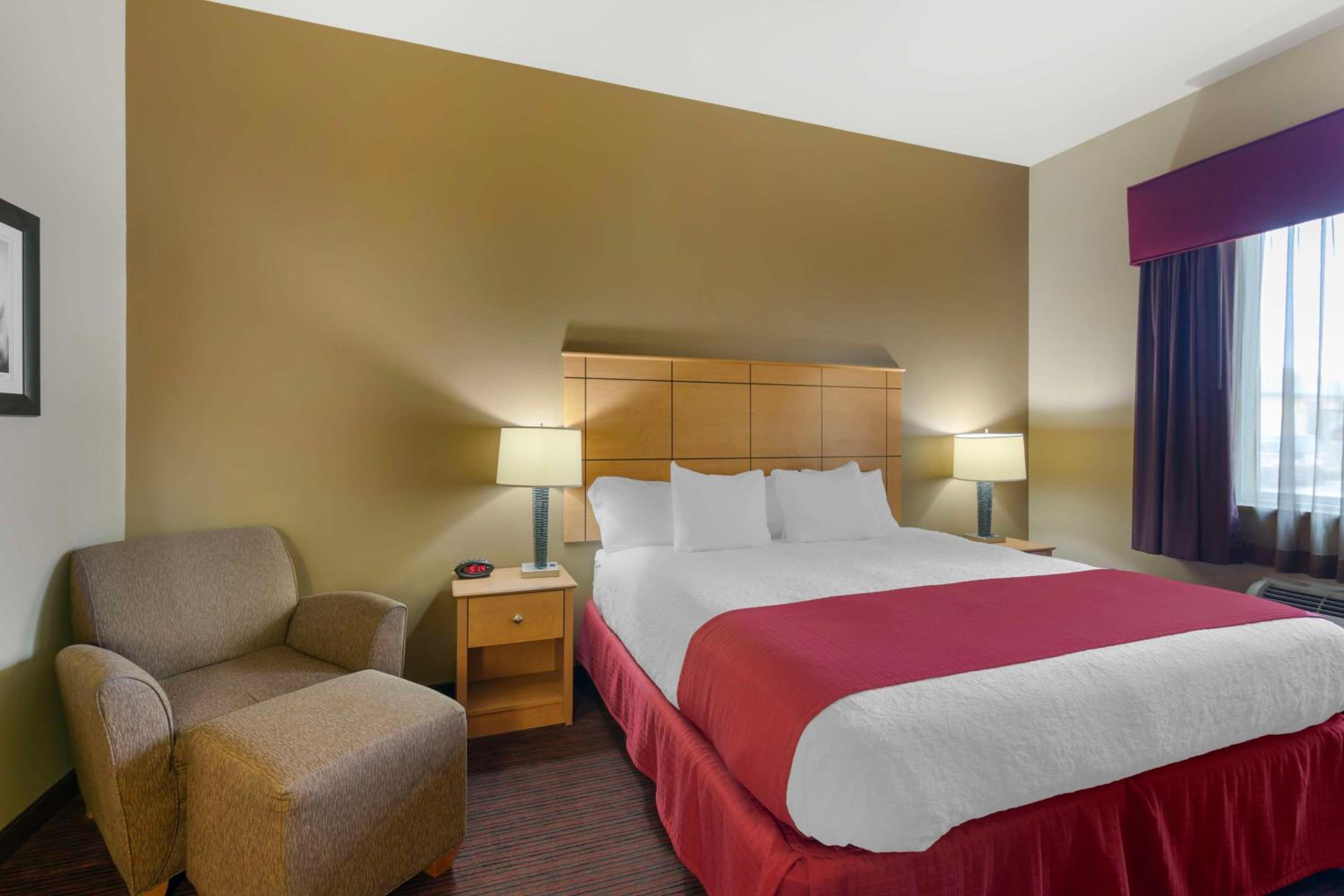 King Room - Non-Smoking - Photo 3