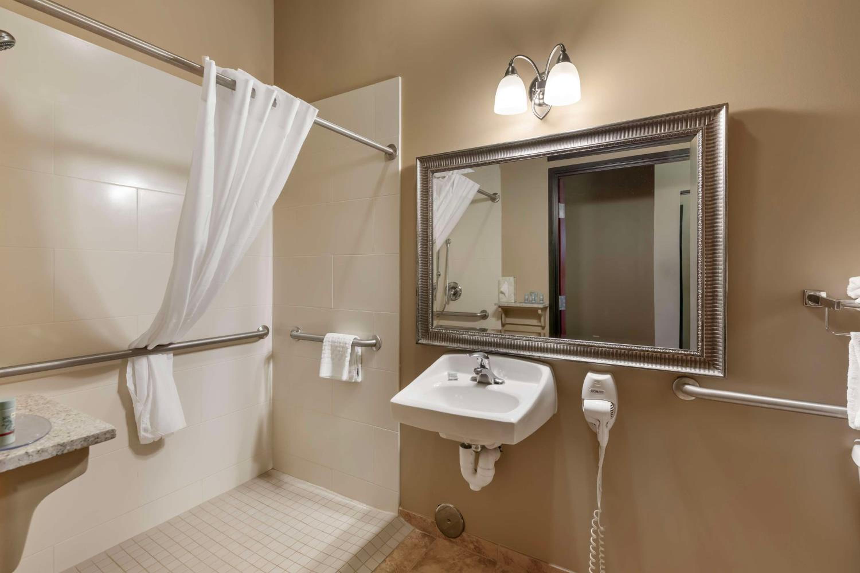King Room with Roll-in Shower - Disability Access/Non-Smoking - Photo 6