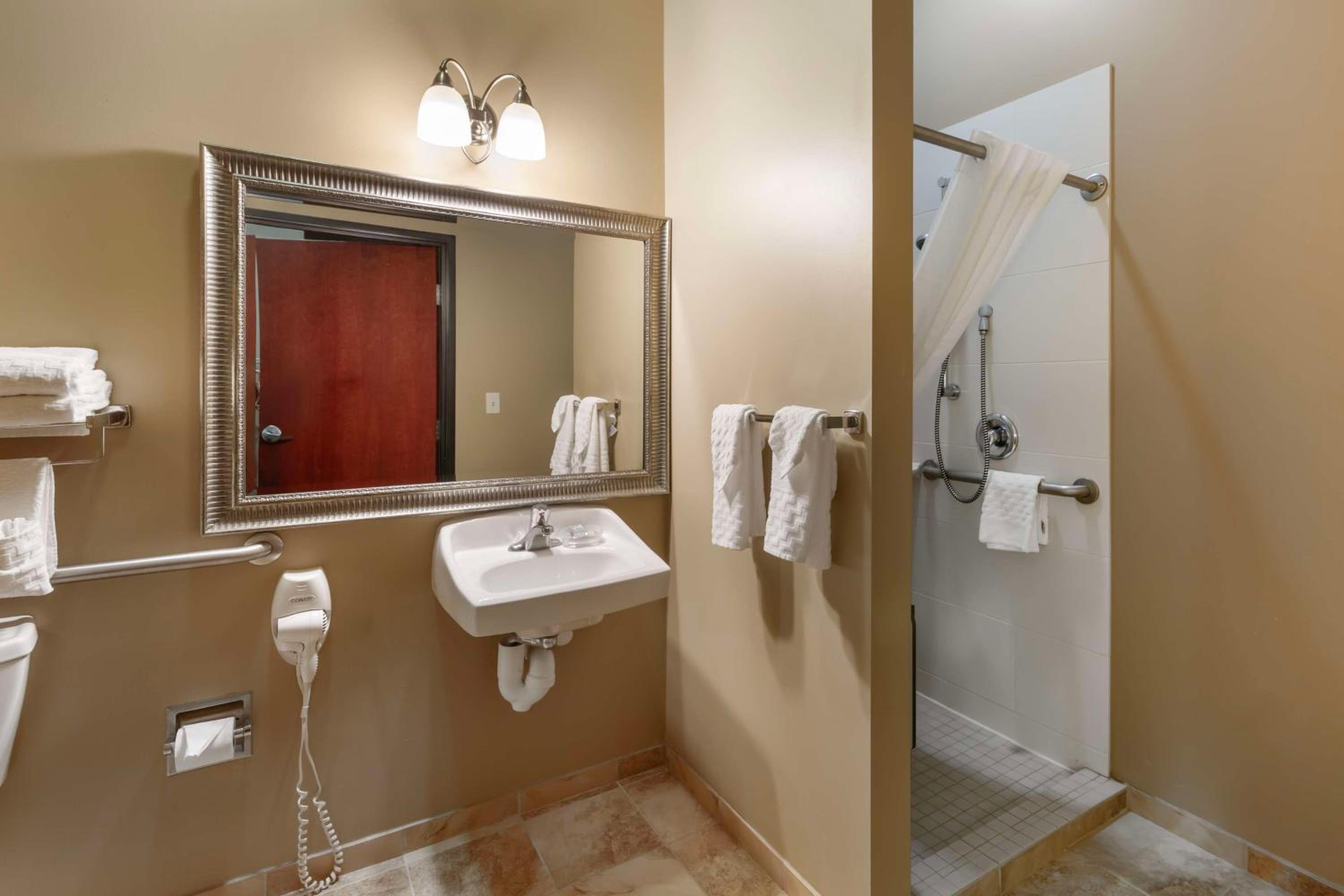 Queen Room with Two Queen Beds and Walk-In Shower - Disability Access/Non-Smoking - Photo 3