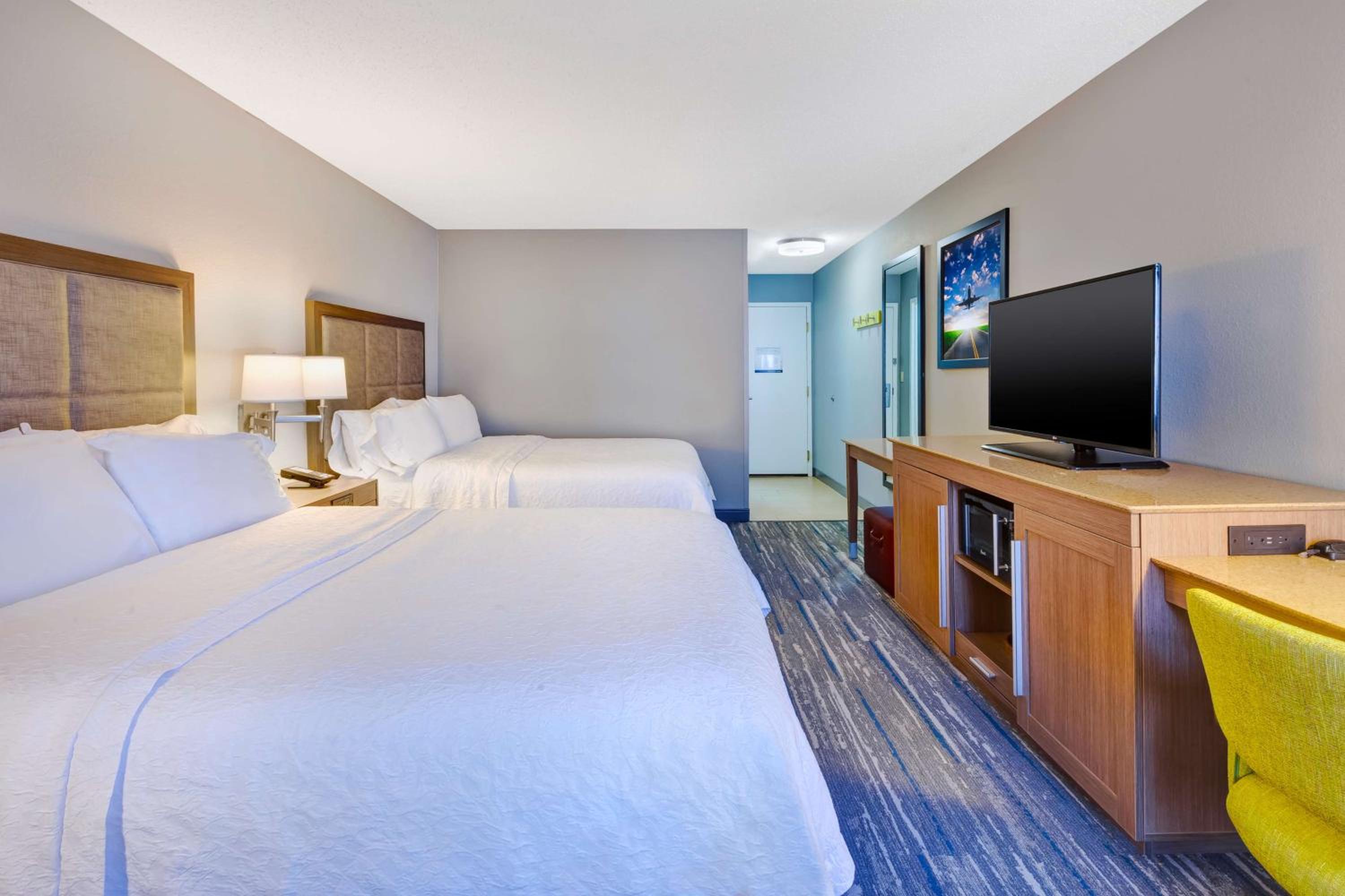 Queen Room with Two Queen Beds - Non-Smoking - Photo 3