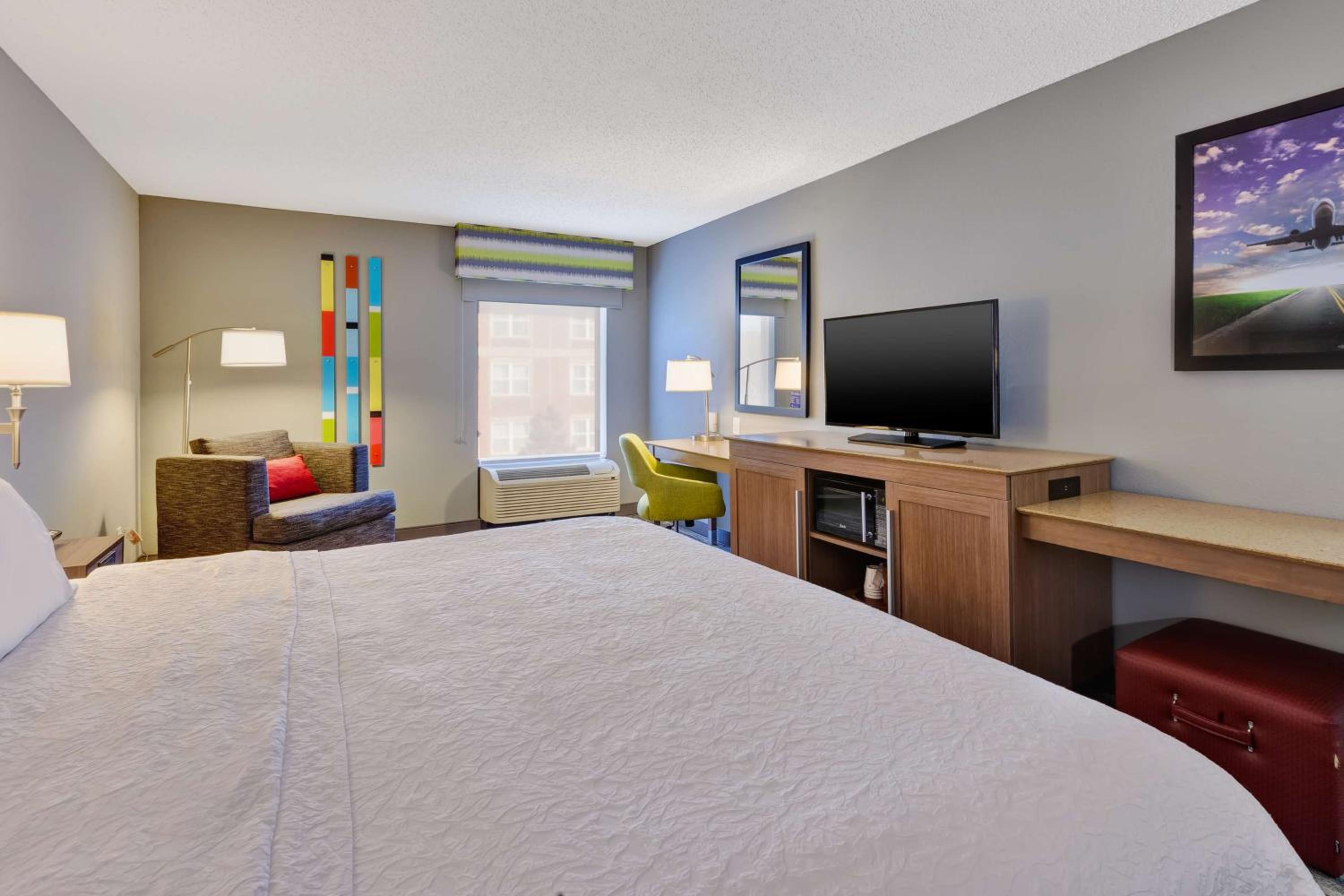 King Room with King Bed - Non-Smoking - Photo 2