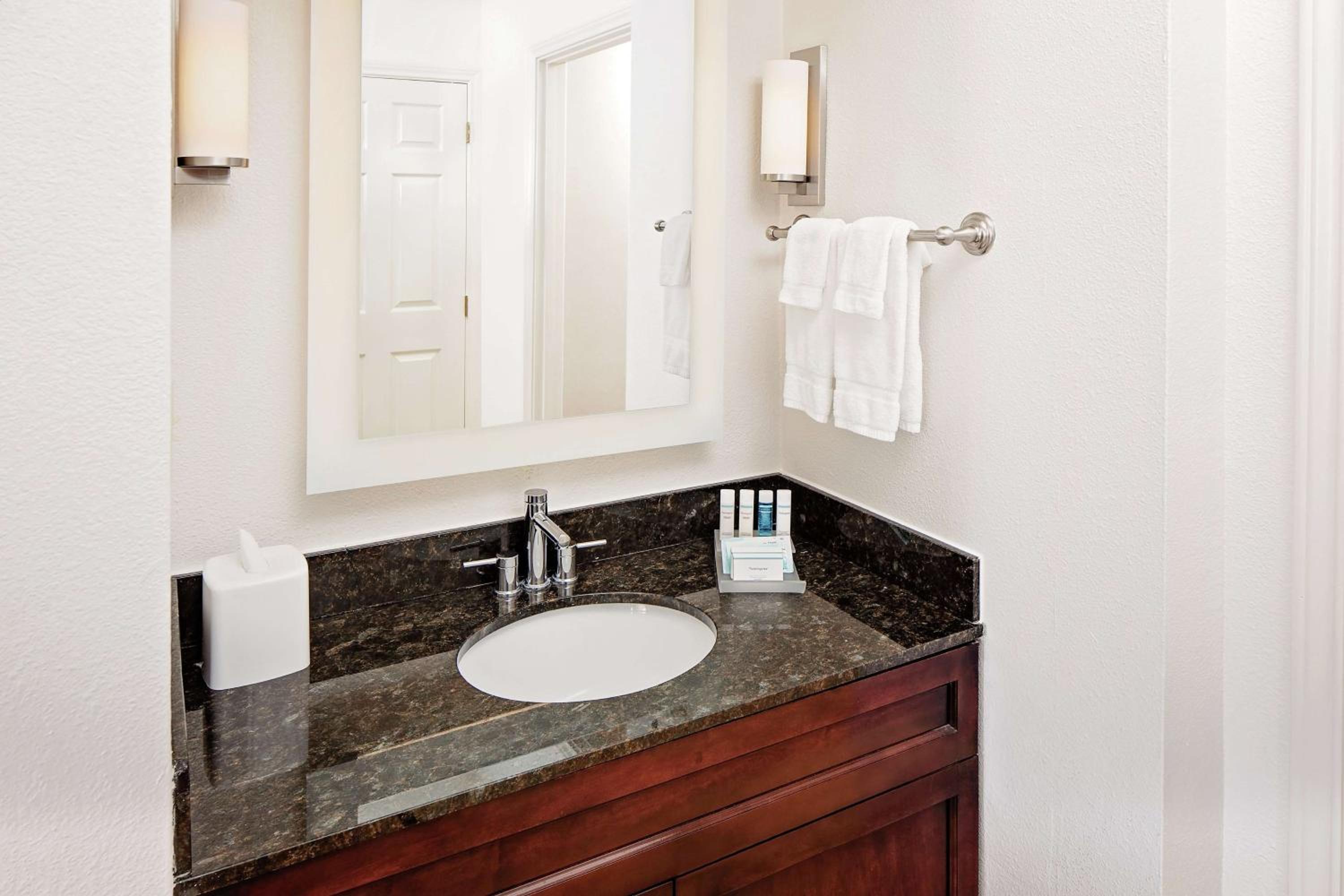 Premium One-Bedroom King Suite - Non-Smoking photo 3