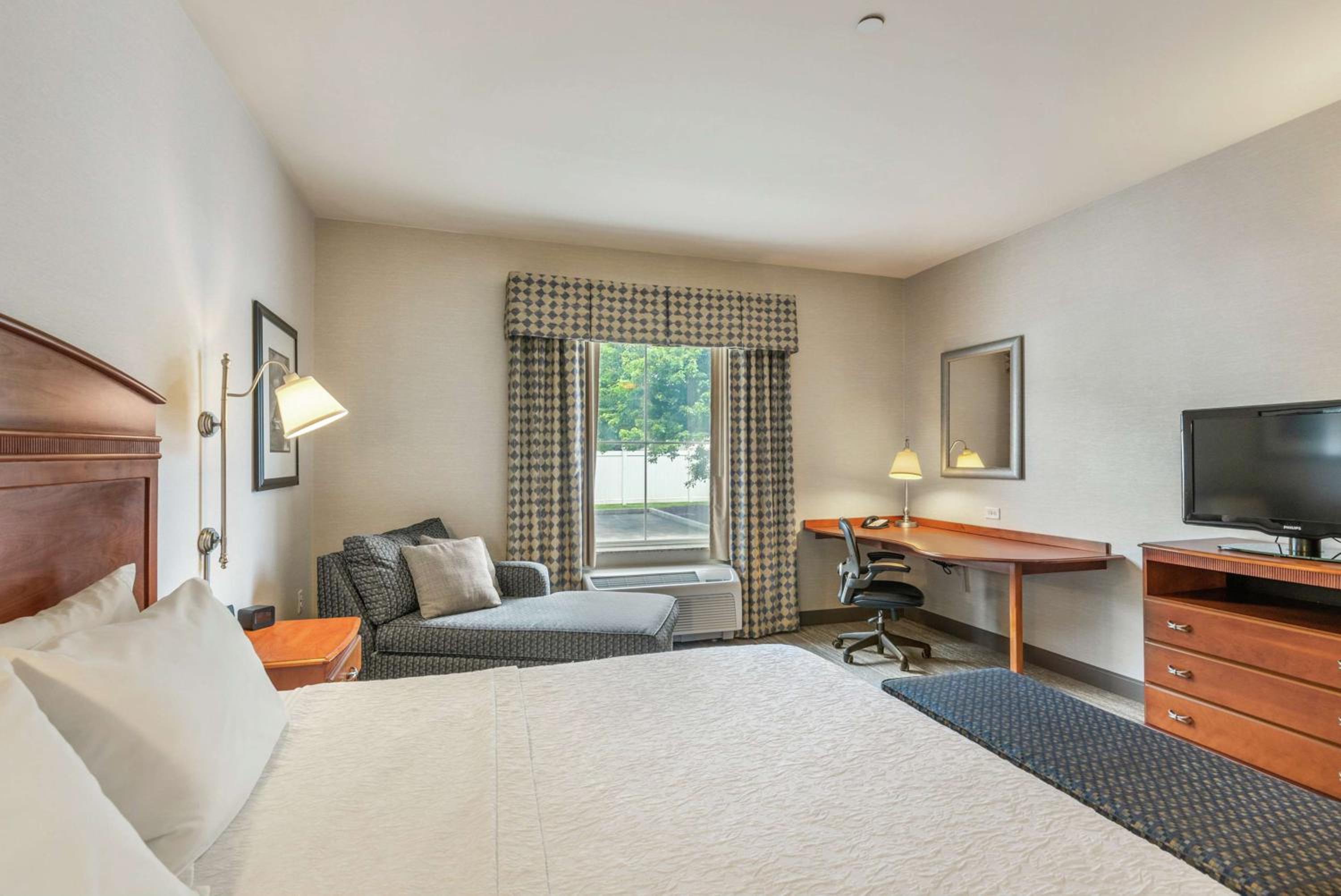 King Room with Accessible Tub - Mobility and Hearing Access/Non-Smoking - Photo 1