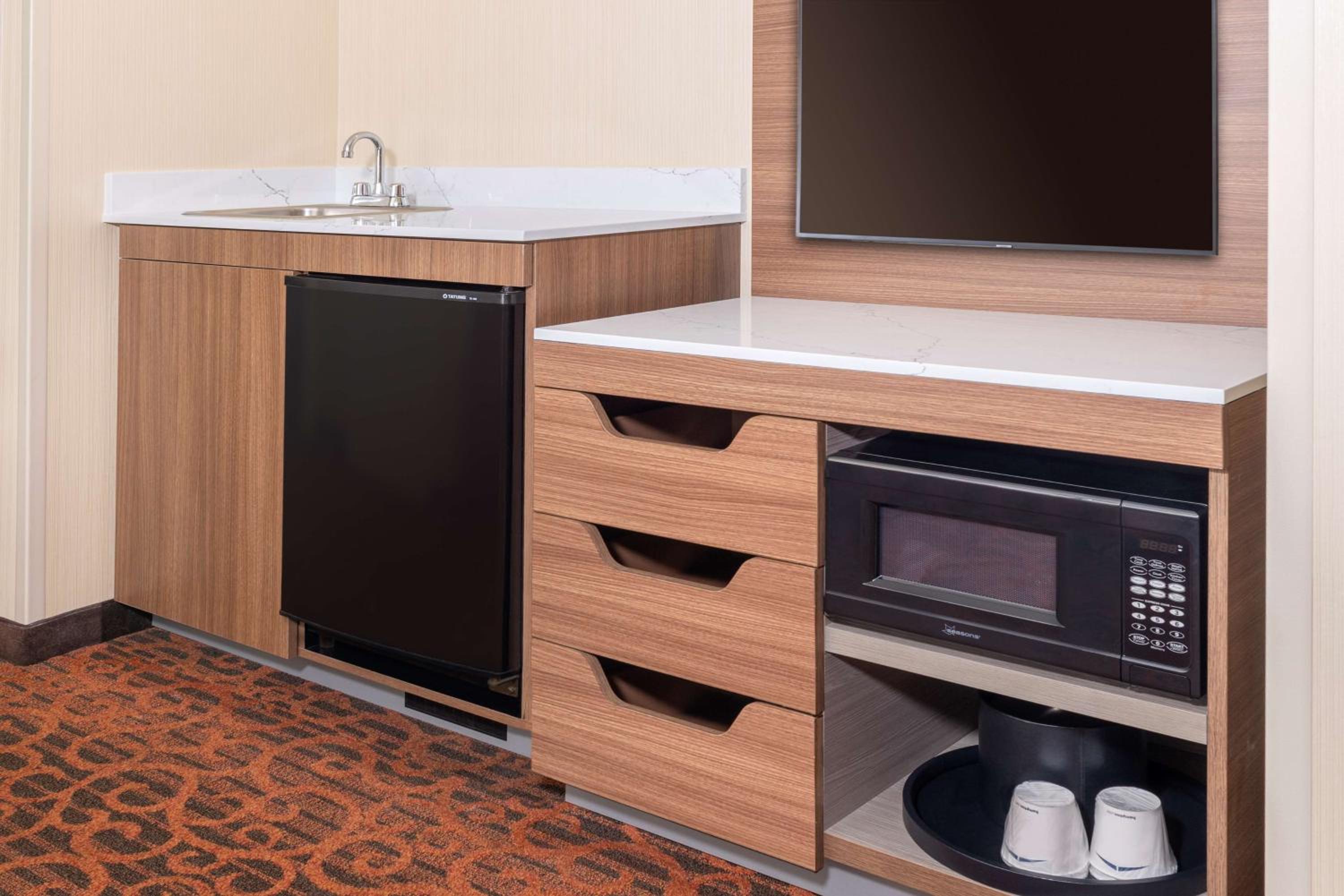 One-Bedroom King Suite - Non-Smoking - Photo 2