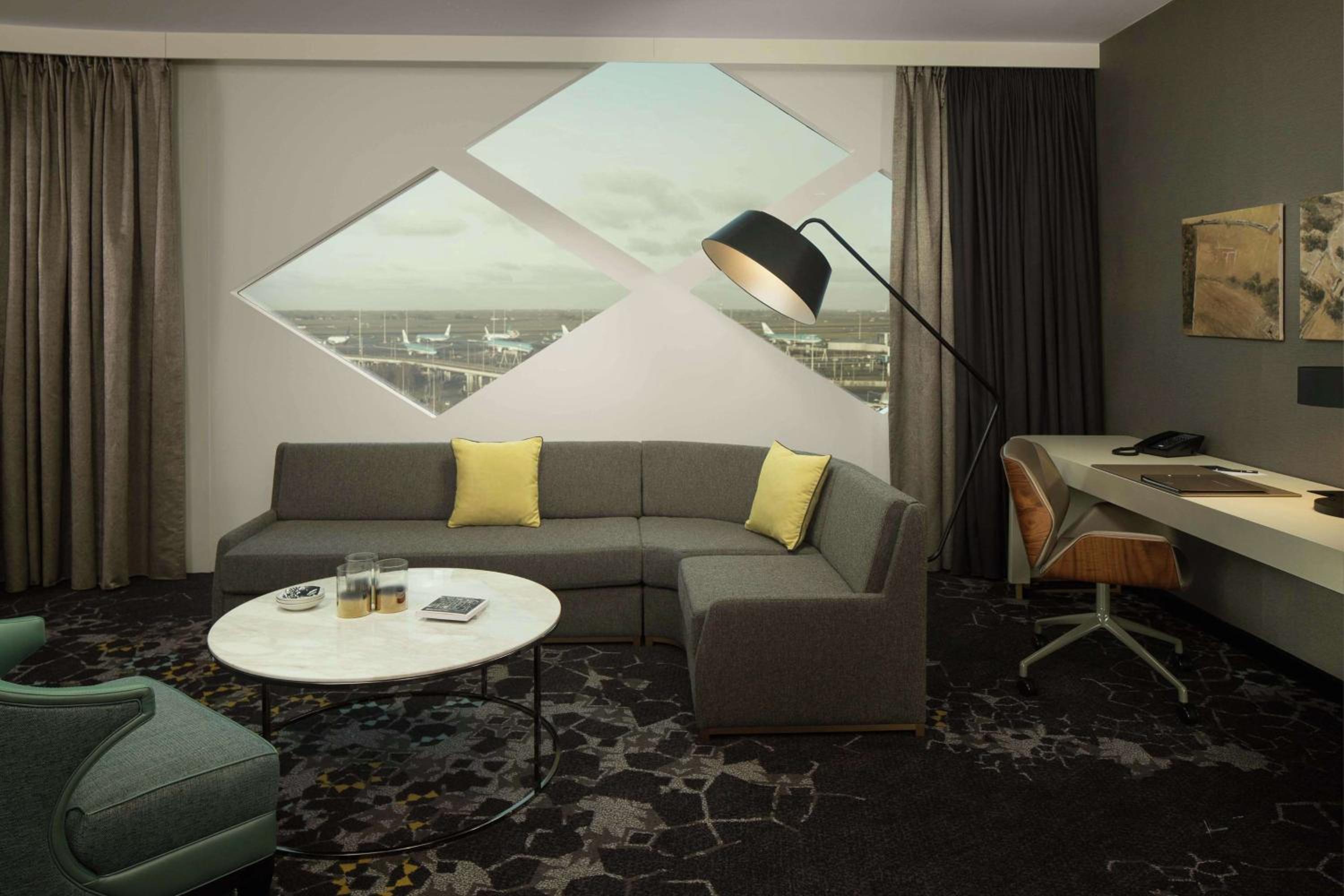 King Suite with Airport View and Lounge Access - Photo 1