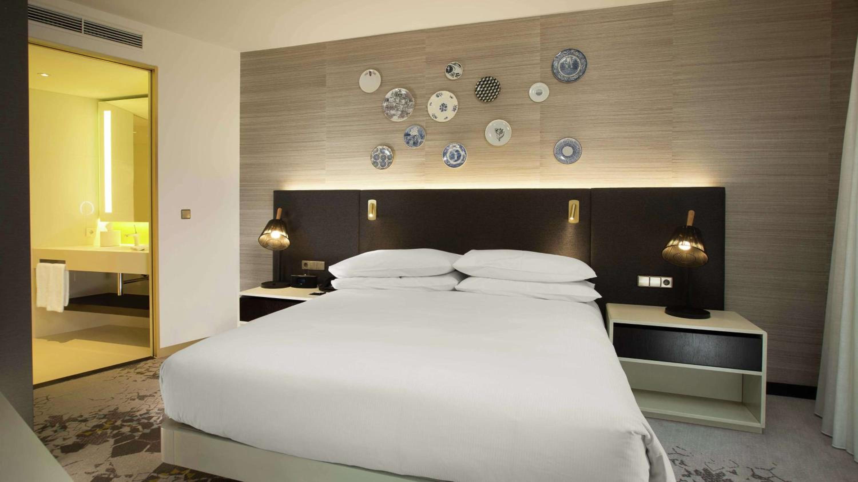 One-Bedroom King Suite - Lounge Access - Photo 1