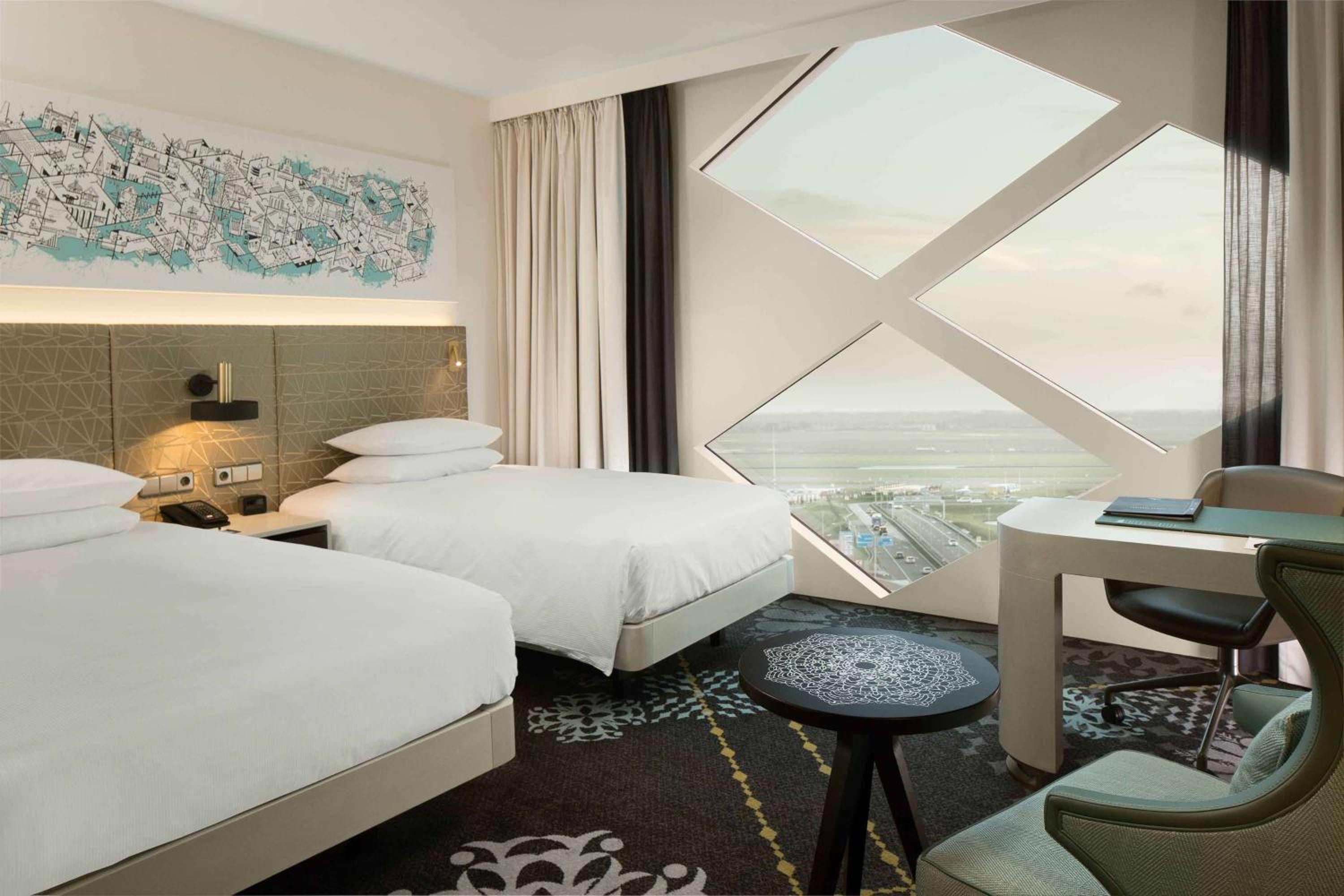 Twin Deluxe Room with Airport View - Photo 2