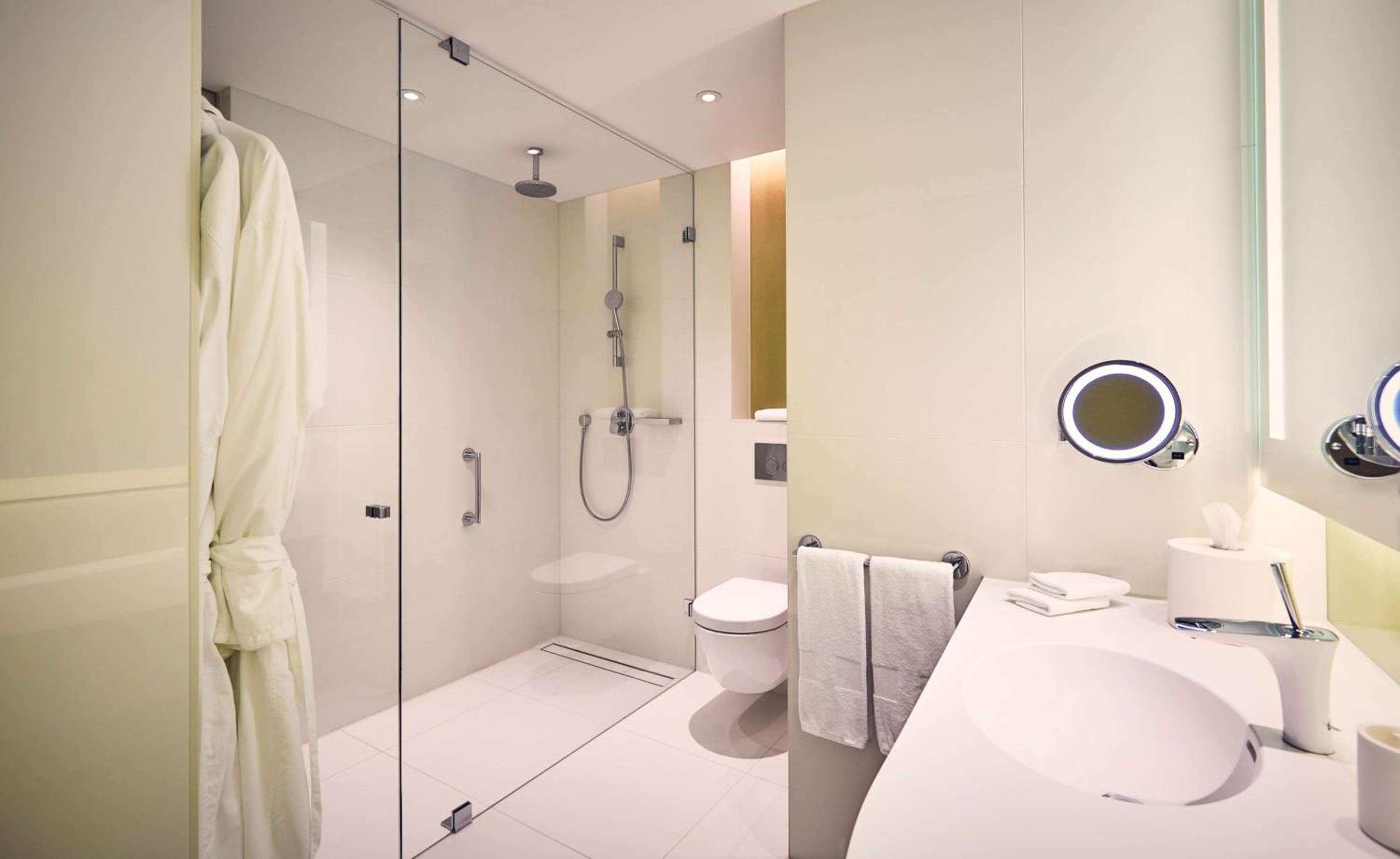 King Guest Room with Atrium View - Photo 2