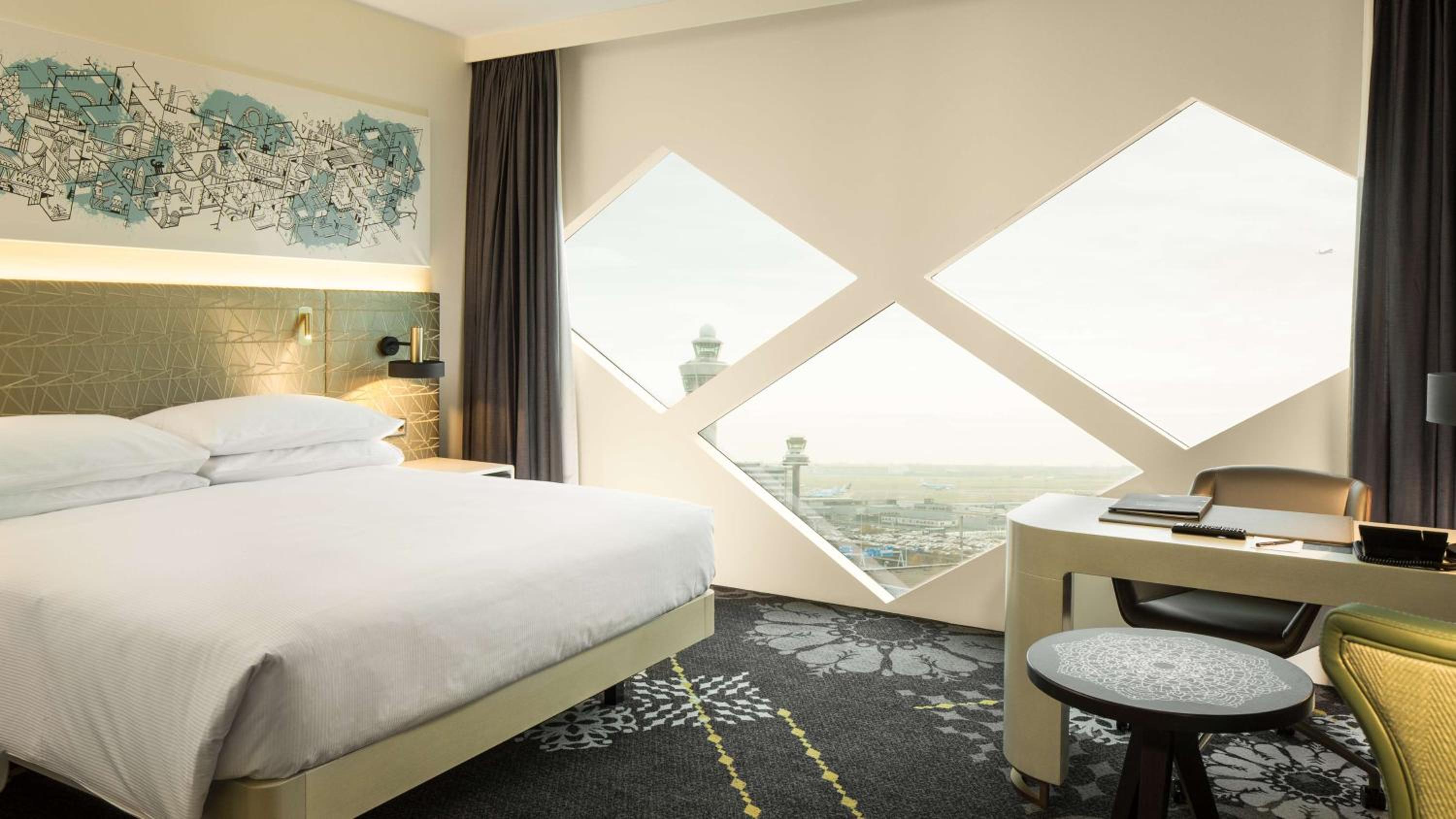 King Deluxe Room with Airport View - Photo 3