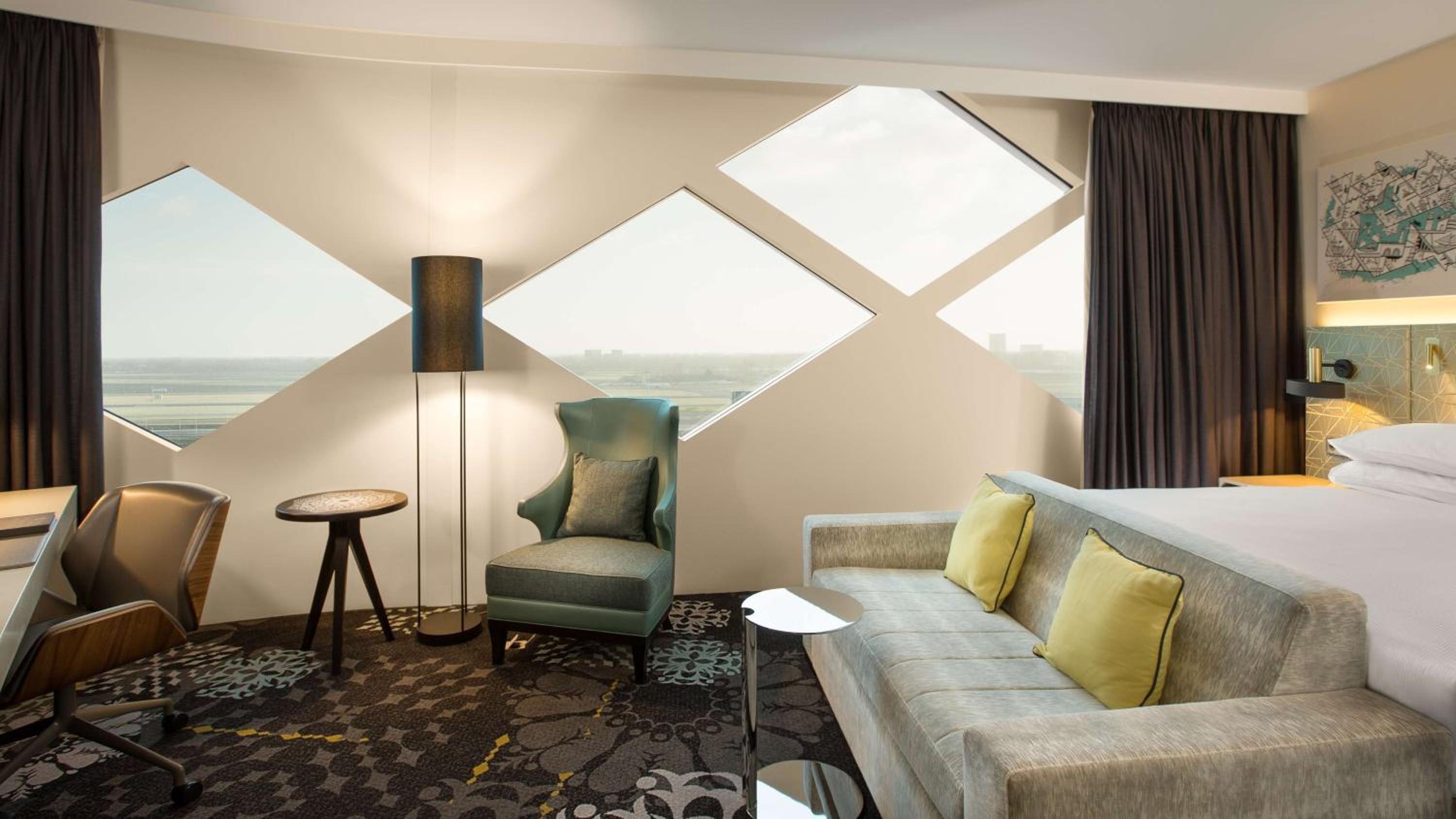 King Deluxe Corner Room with Airport View - Photo 1