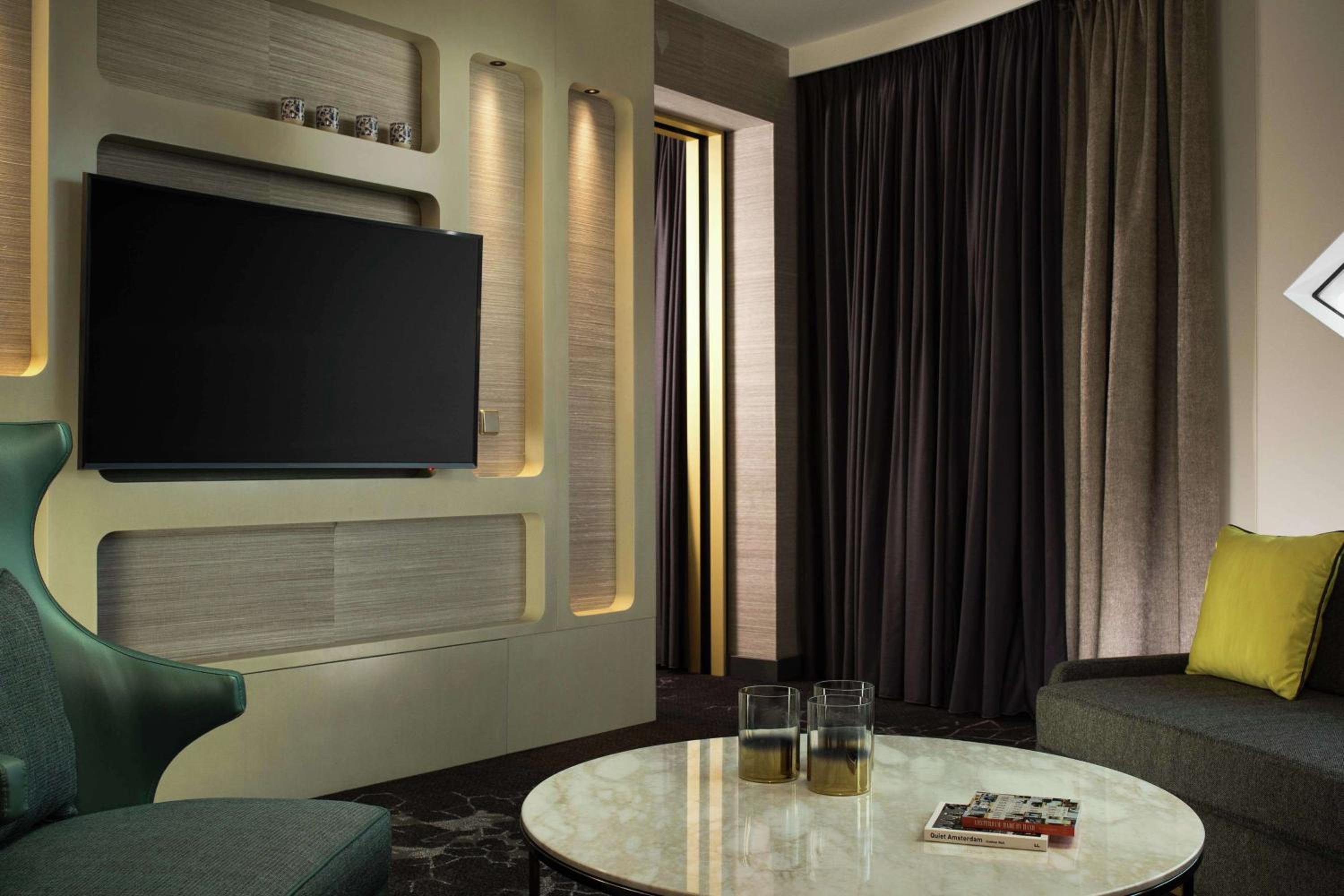 King Suite with Airport View and Lounge Access - Photo 4