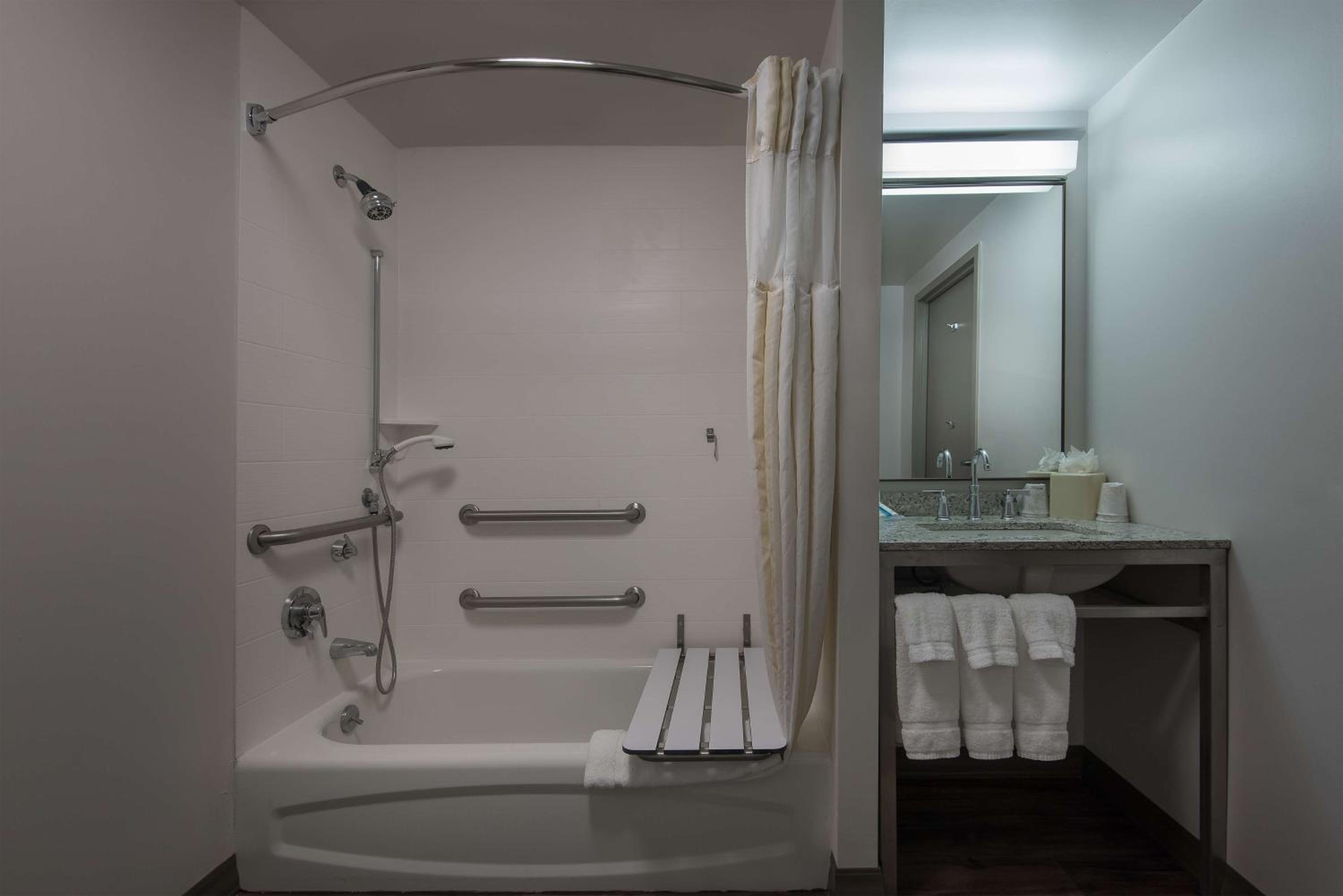 King Room with Tub - Mobility and Hearing Access - Photo 3