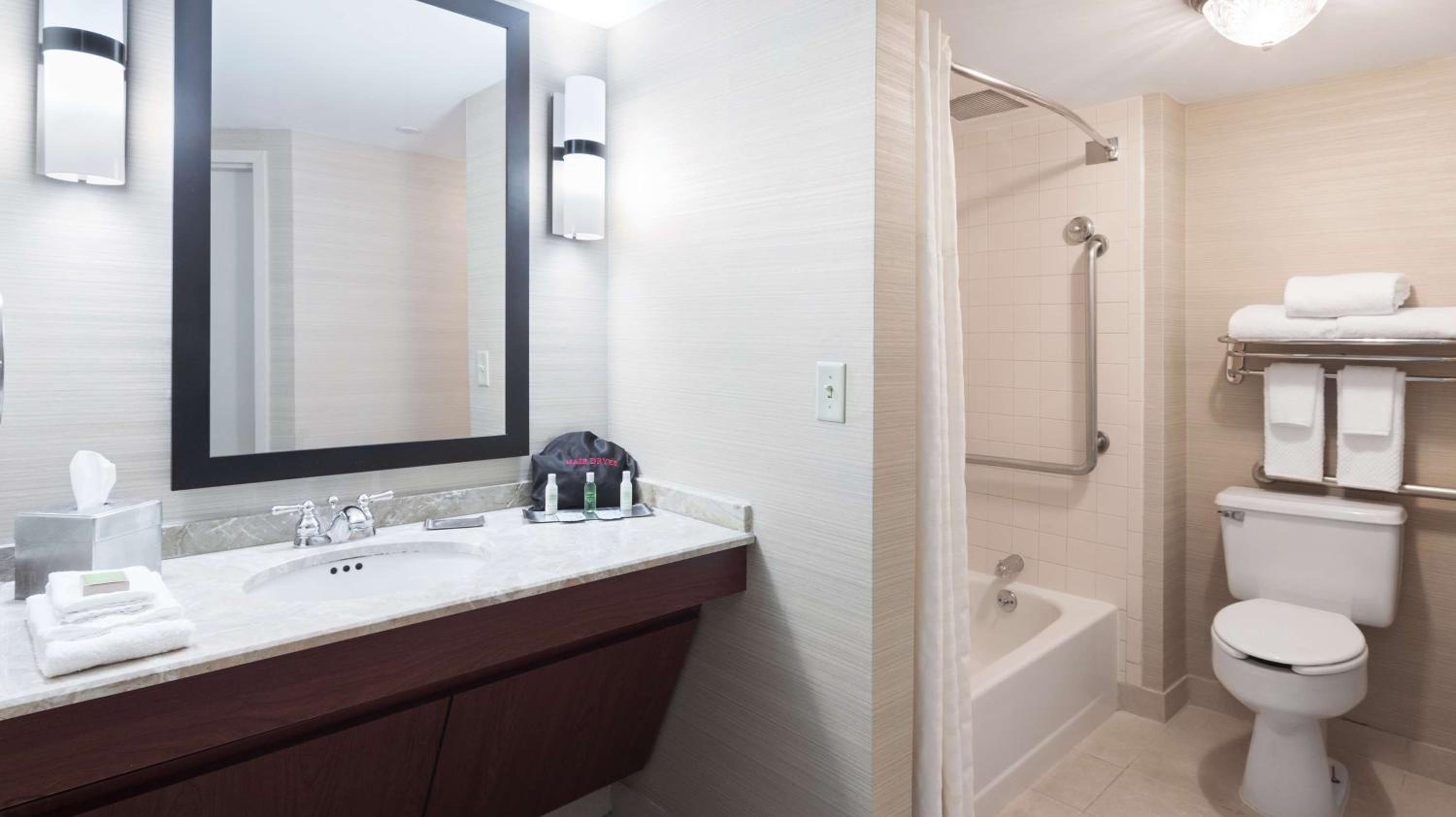 King Suite with Bath Tub - Disability Access/ Non-Smoking - Photo 9