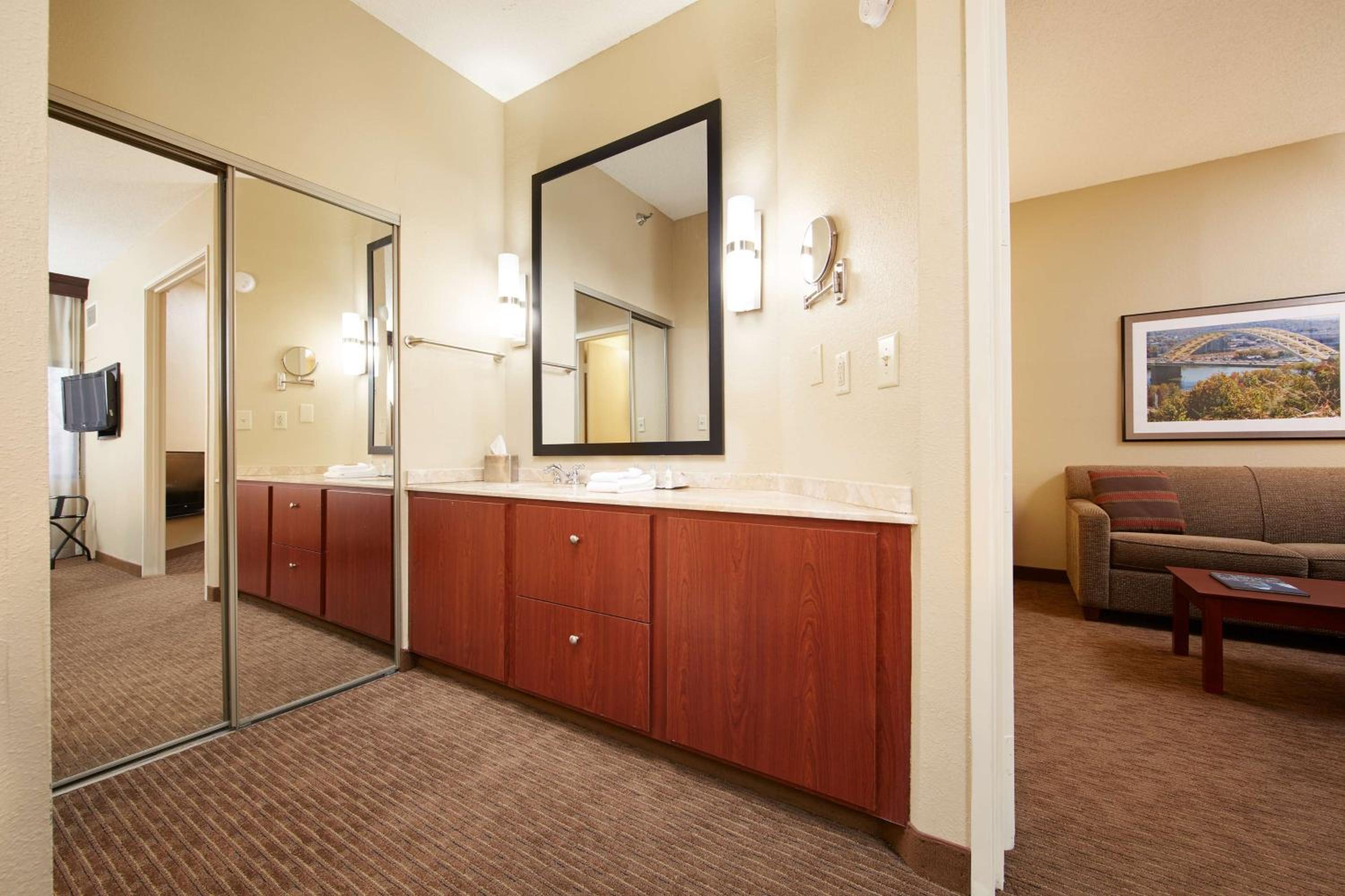 Two-Room King Suite with Sofa Bed - Non-Smoking - Photo 6