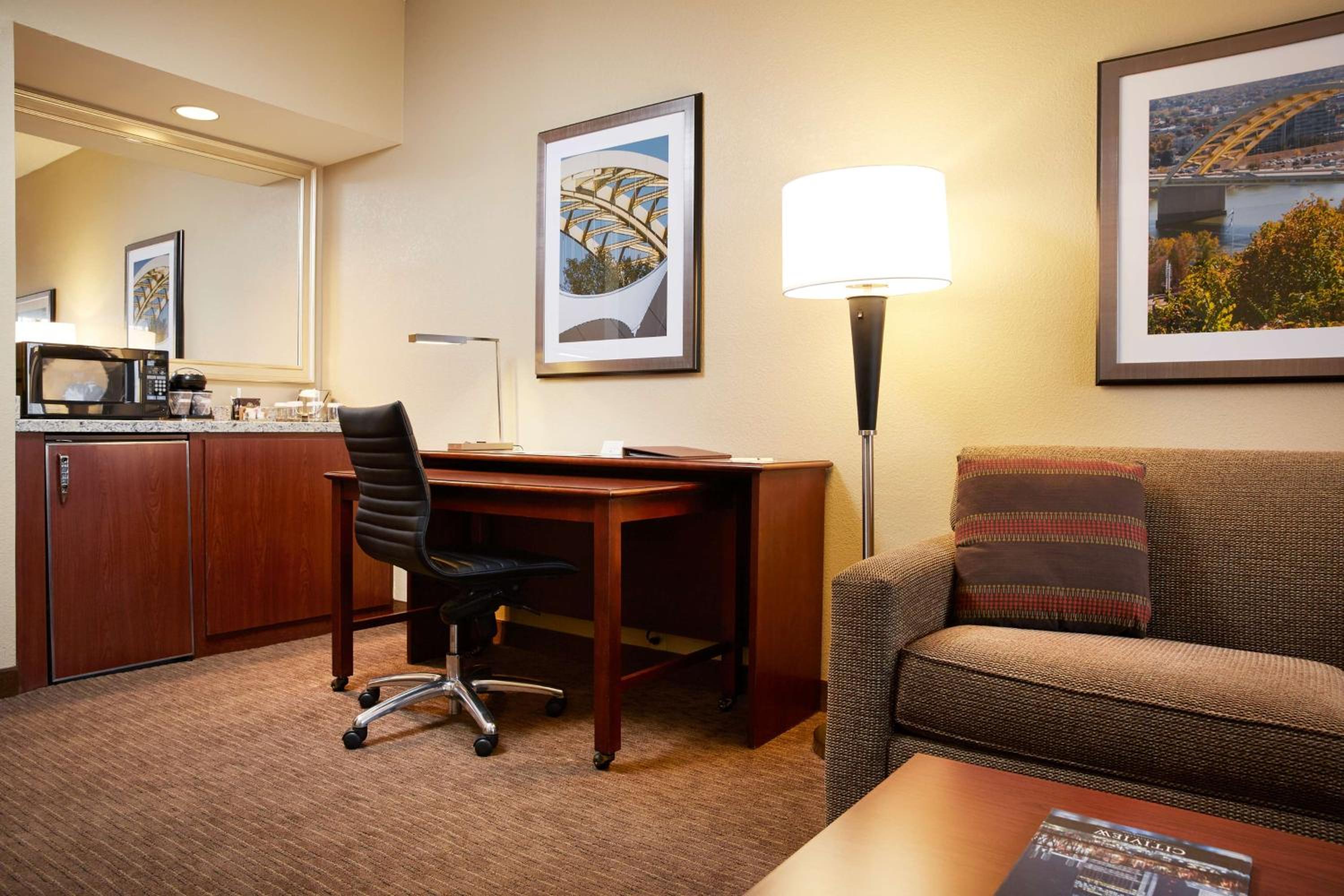 Two-Room King Suite with Sofa Bed - Non-Smoking - Photo 5