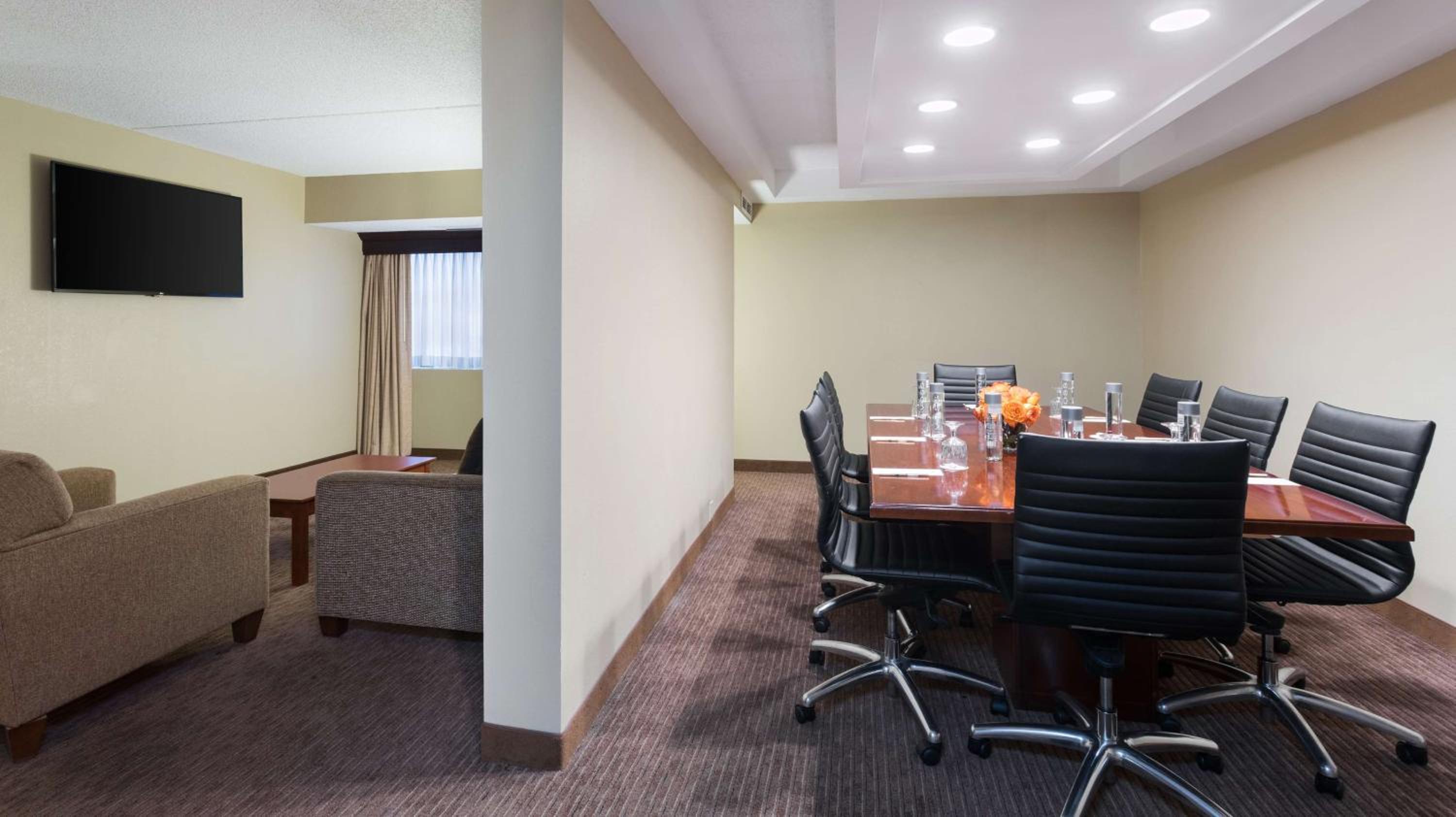 Executive King Suite with Sofa Bed - Photo 5