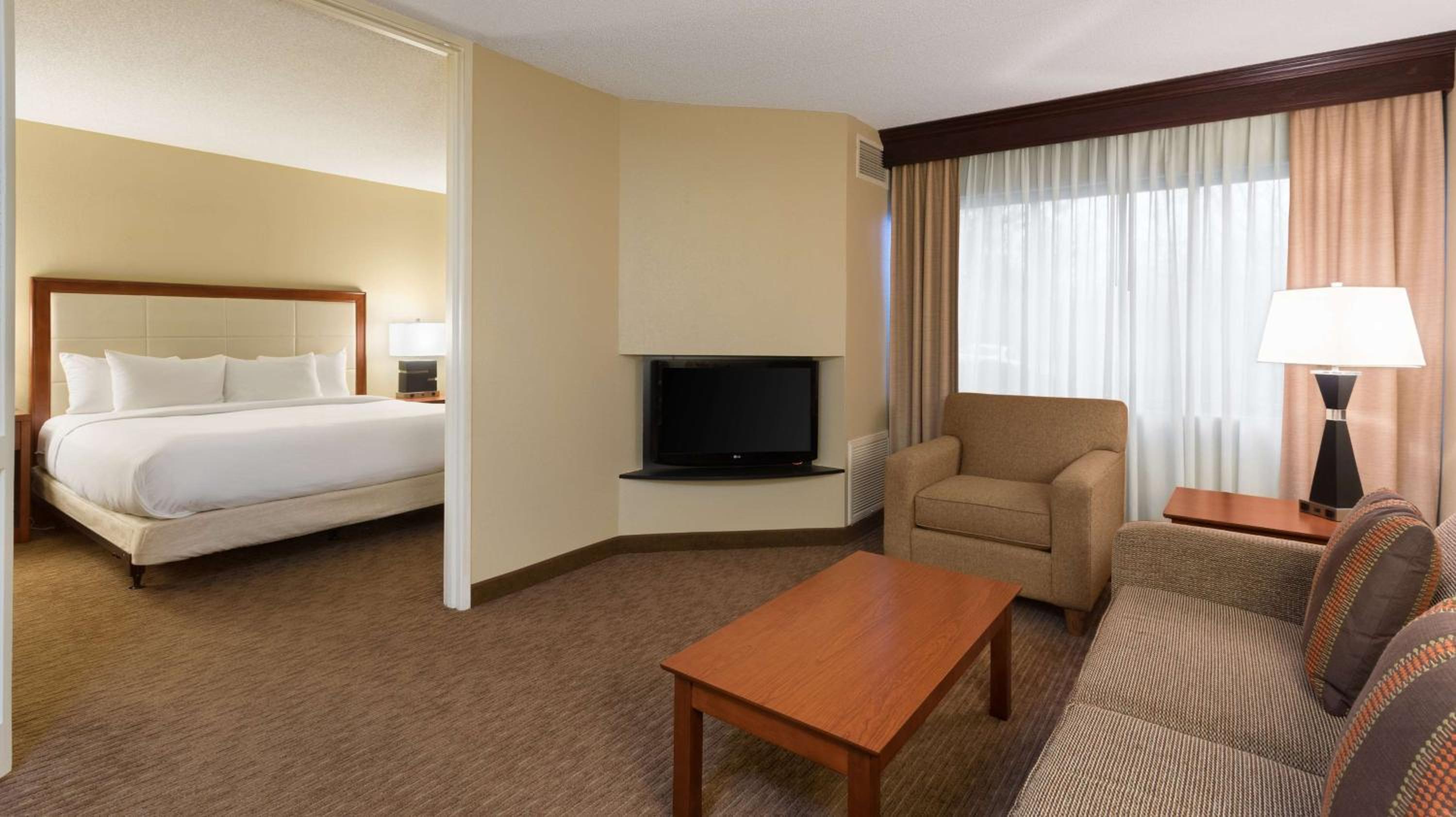 King Suite with Bath Tub - Disability Access/ Non-Smoking - Photo 5
