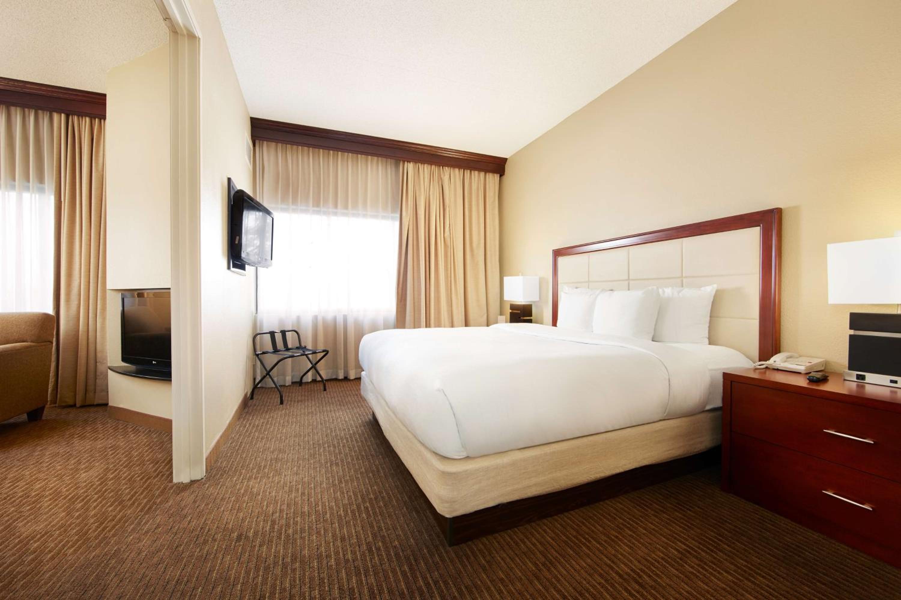 Two-Room King Suite with Sofa Bed - Non-Smoking - Photo 3