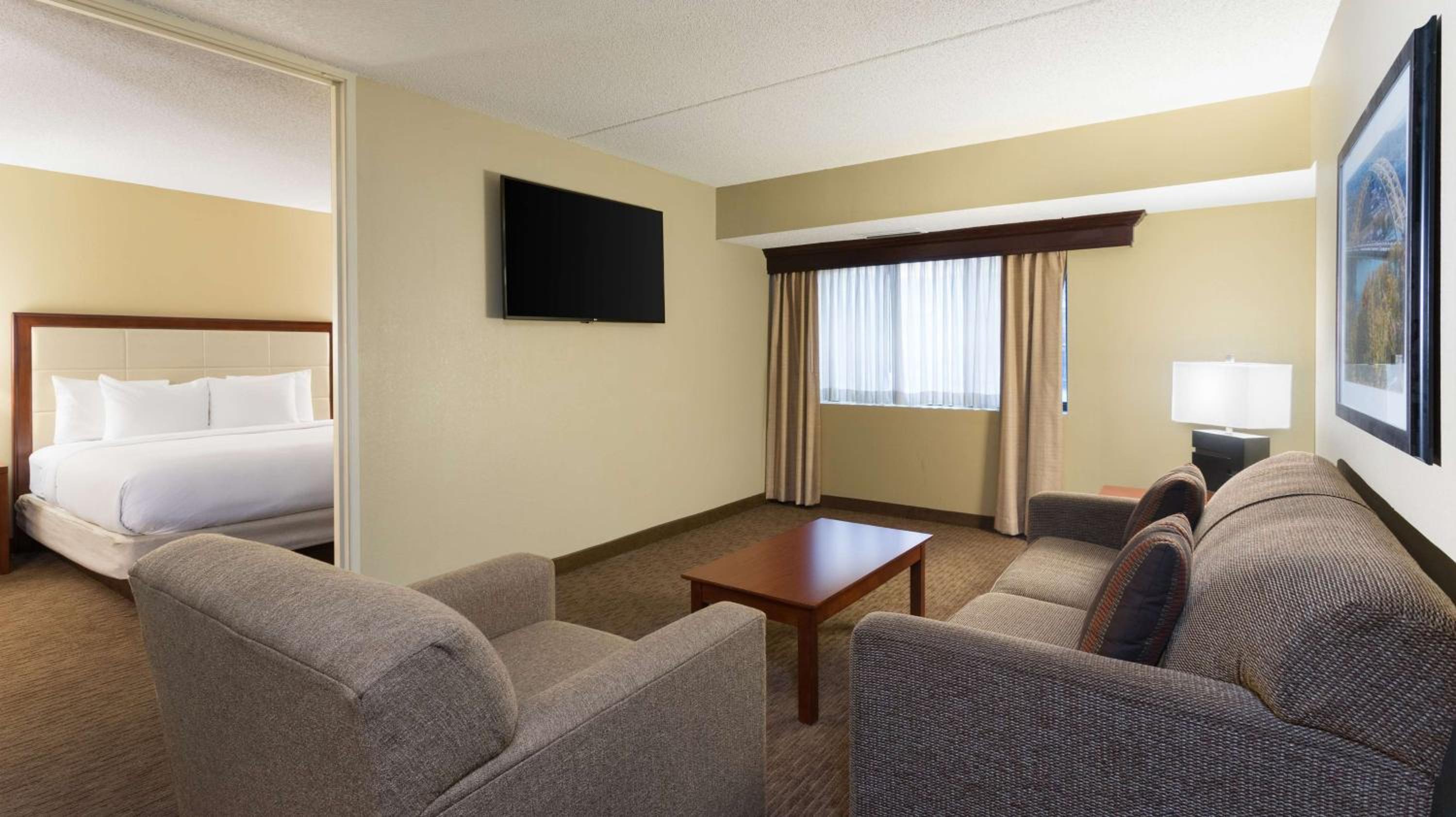 Executive King Suite with Sofa Bed - Photo 4