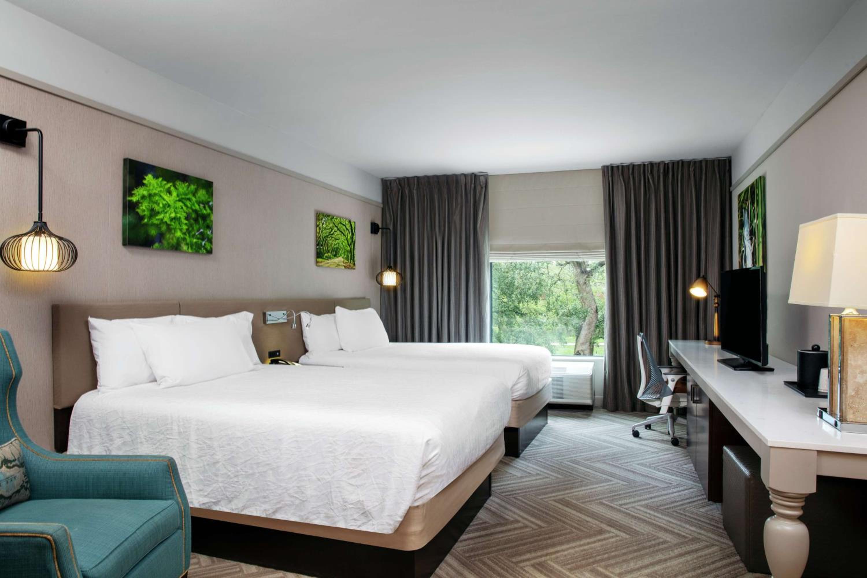 Queen Room with Two Queen Beds photo 2