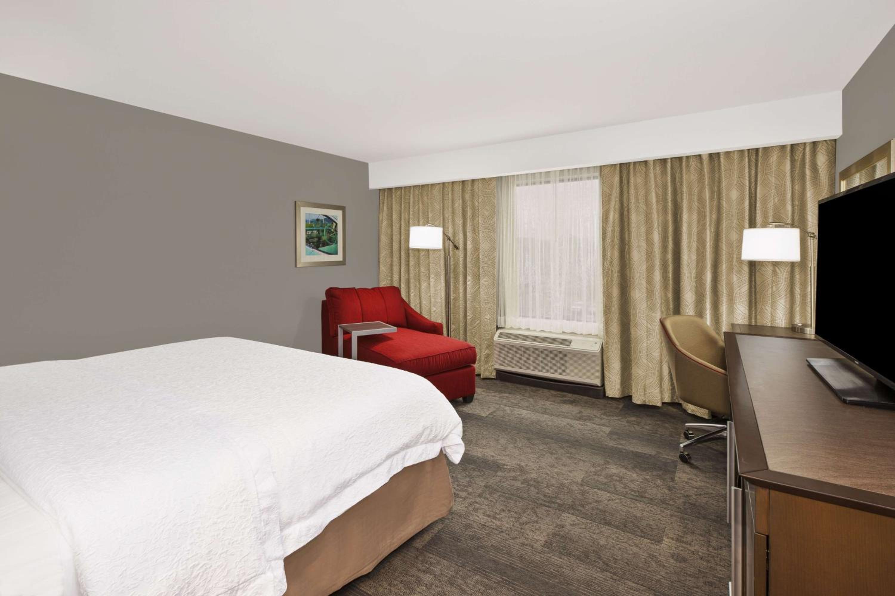 King Room with Accessible Tub - Mobility and Hearing Access/Non-Smoking photo 3