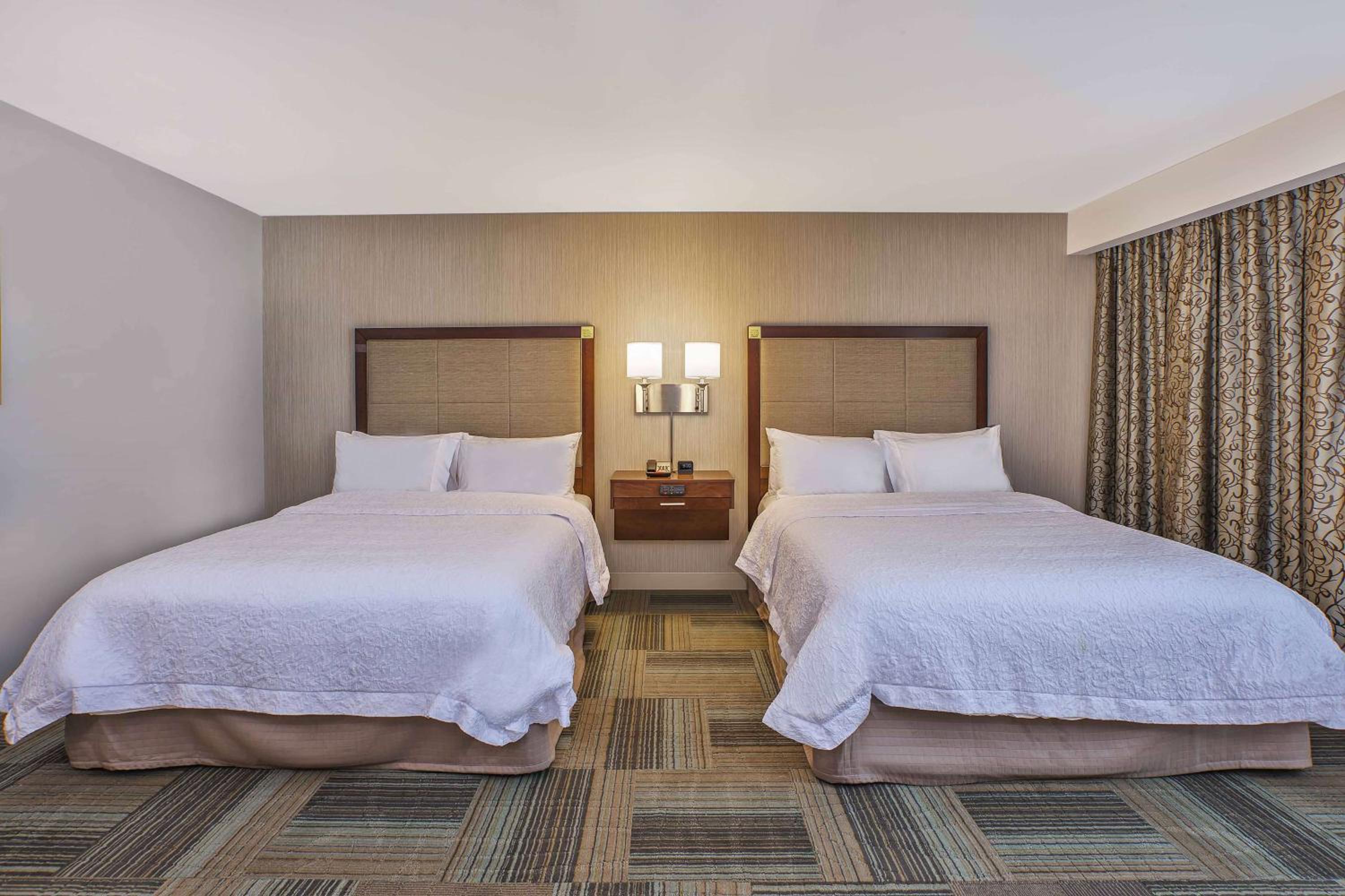 Queen Room with Two Queen Beds (4 Adults) photo 1