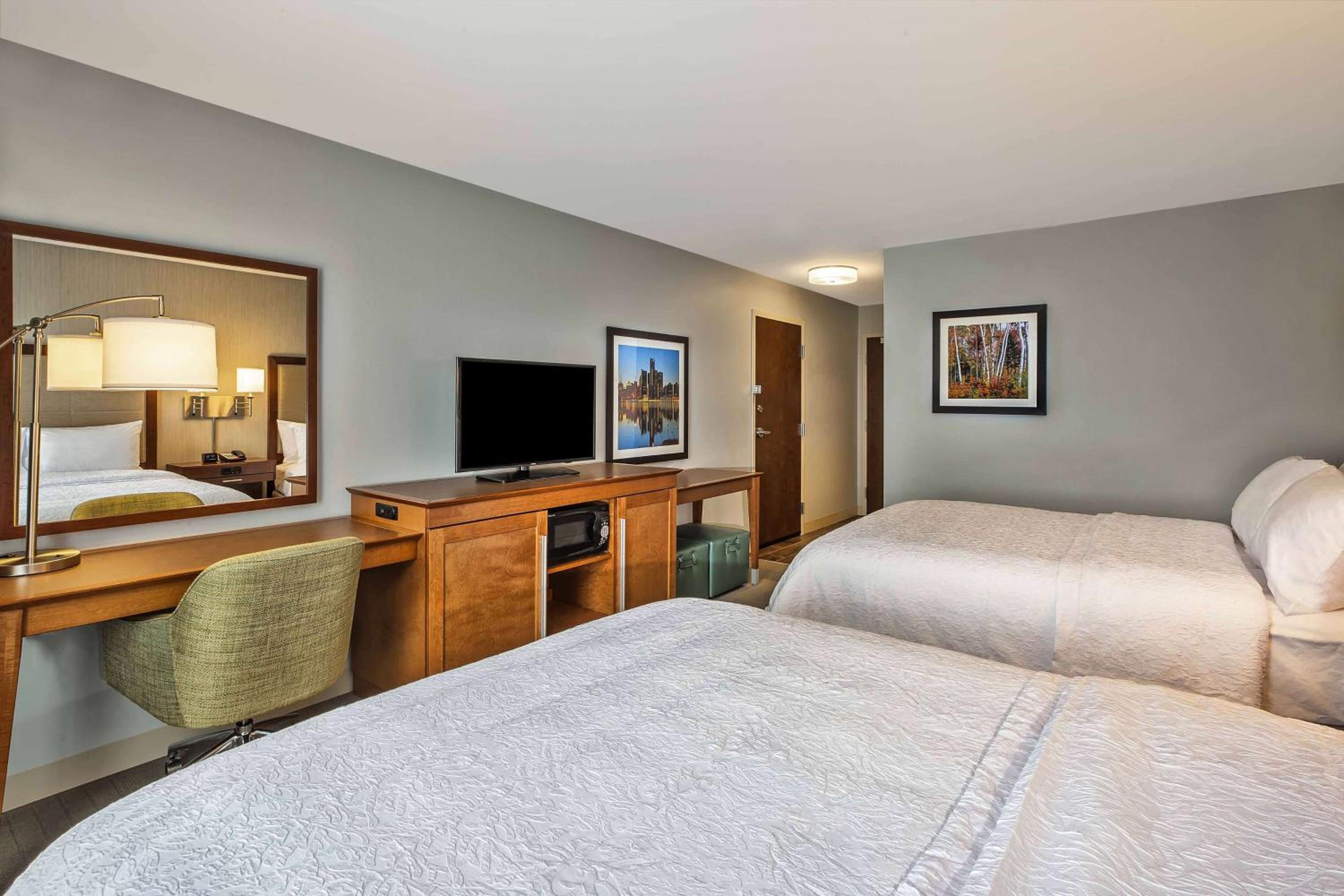 Queen Room with Two Queen Beds (4 Adults) photo 2
