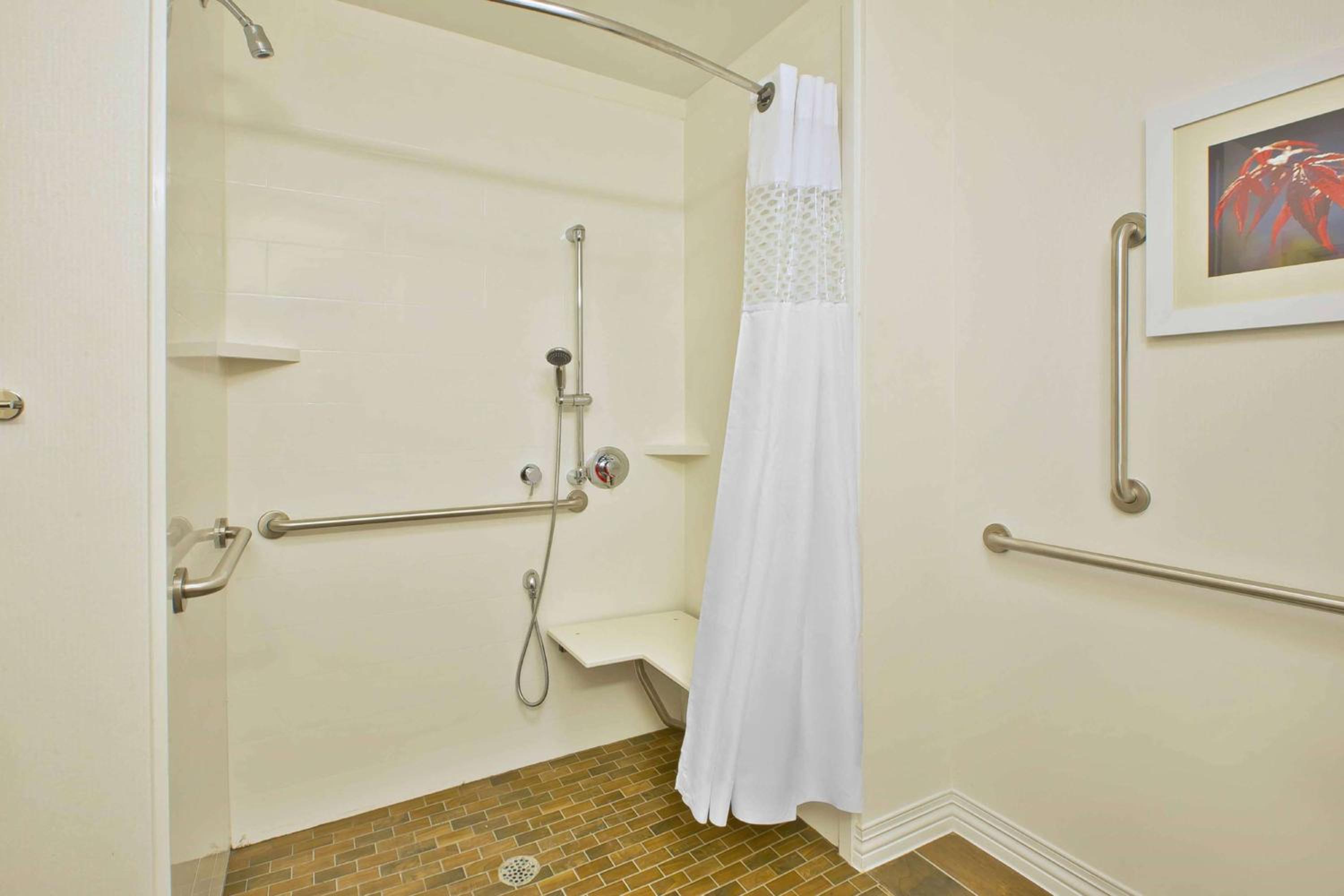 Queen Room with Two Queen Beds (4 Adults) photo 3