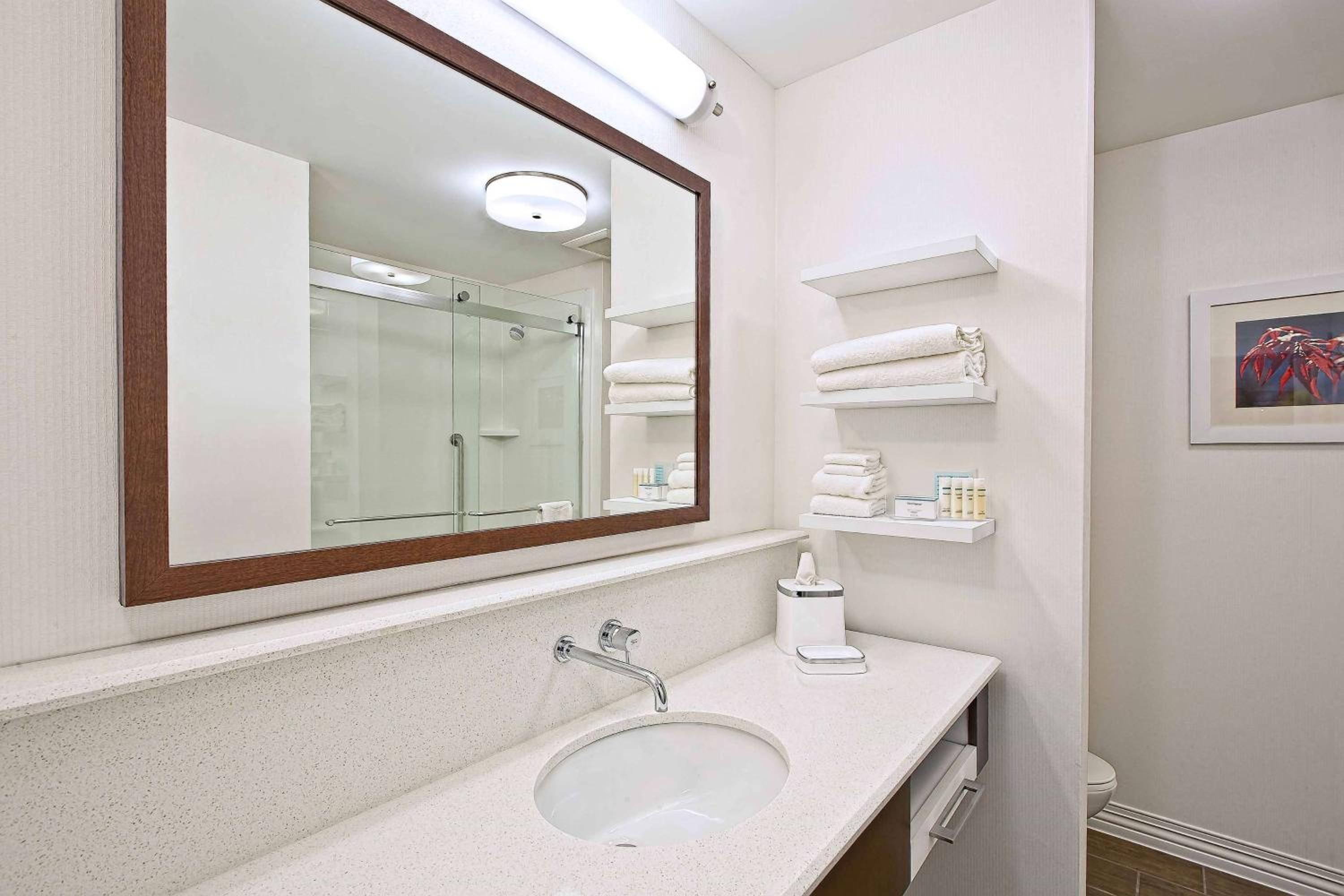 King Room with Accessible Tub - Mobility and Hearing Access/Non-Smoking photo 2