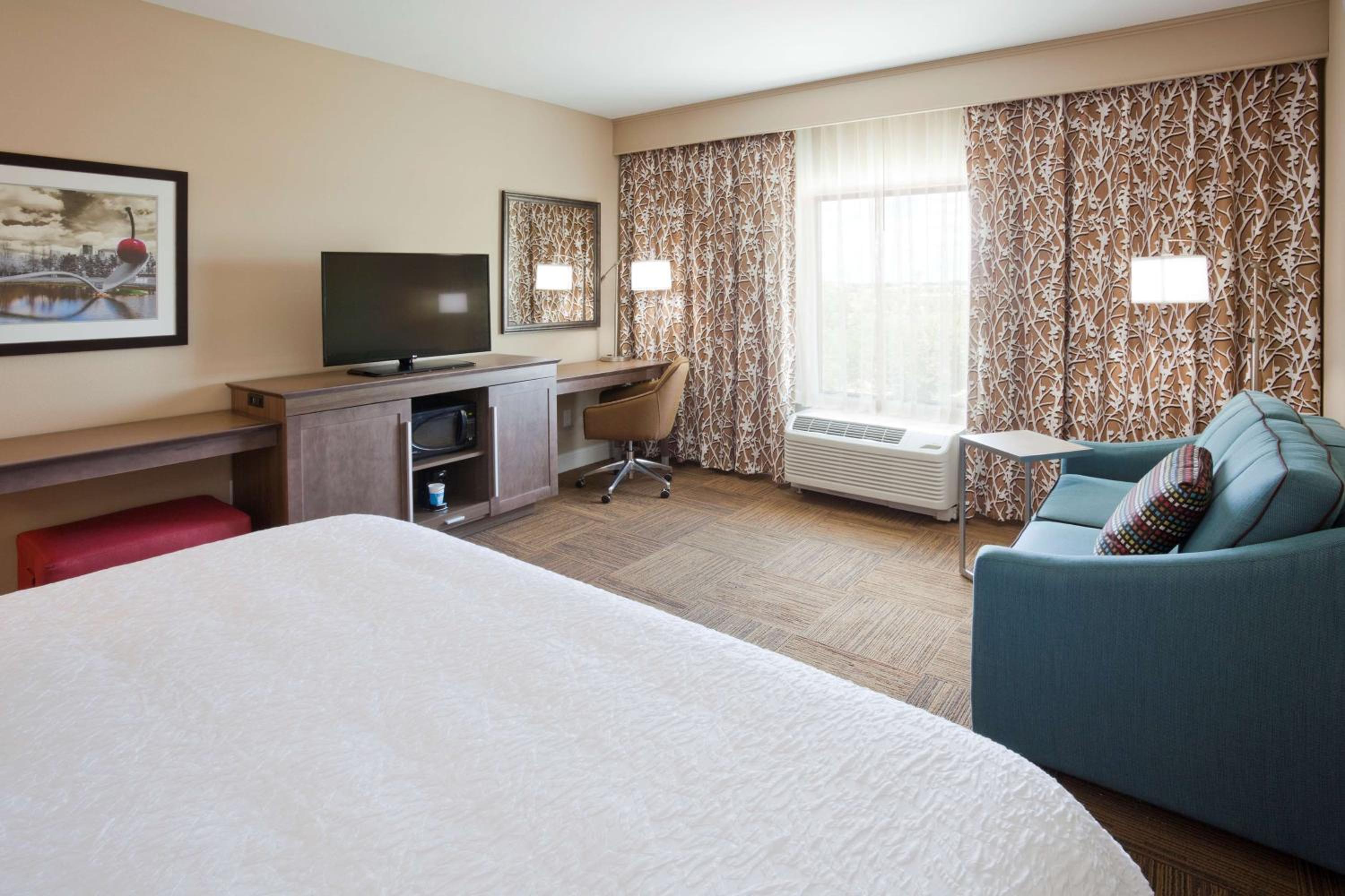 King Room with Sofa Bed - Non-Smoking photo 1