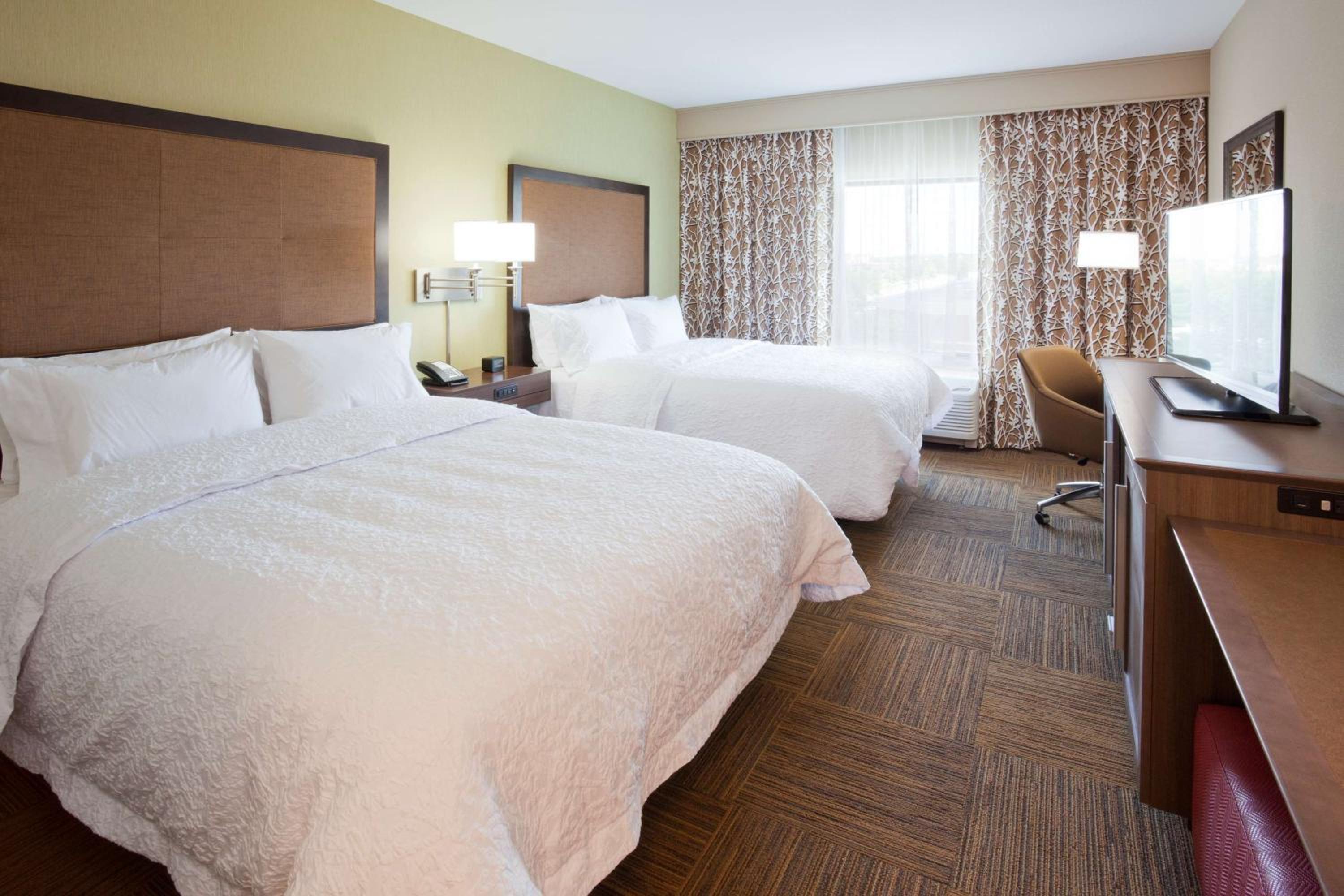 Queen Room with Two Queen Beds - Hearing Access/Non-Smoking photo 3
