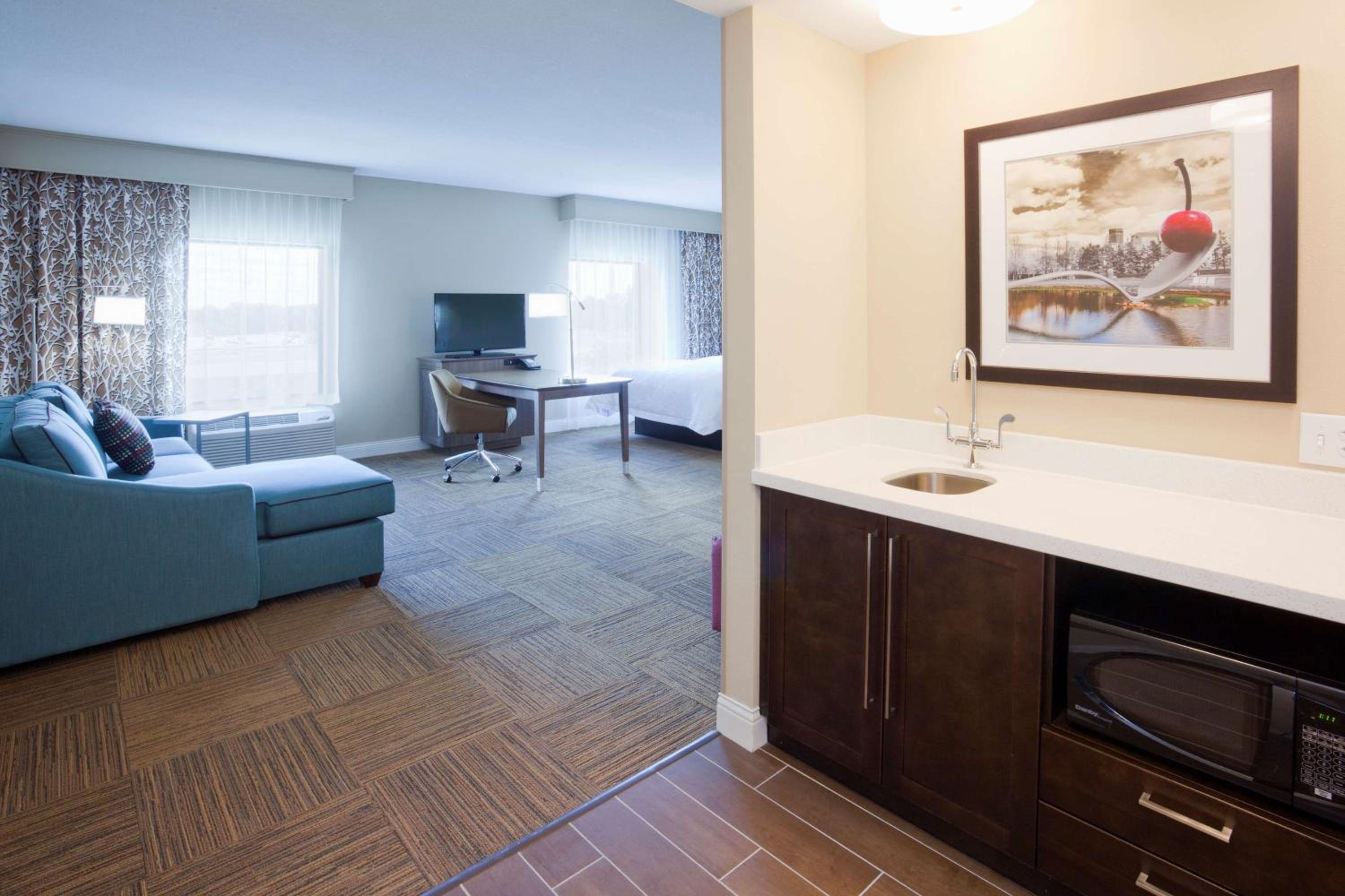Queen Studio Suite with Two Queen Beds - Non-Smoking photo 3