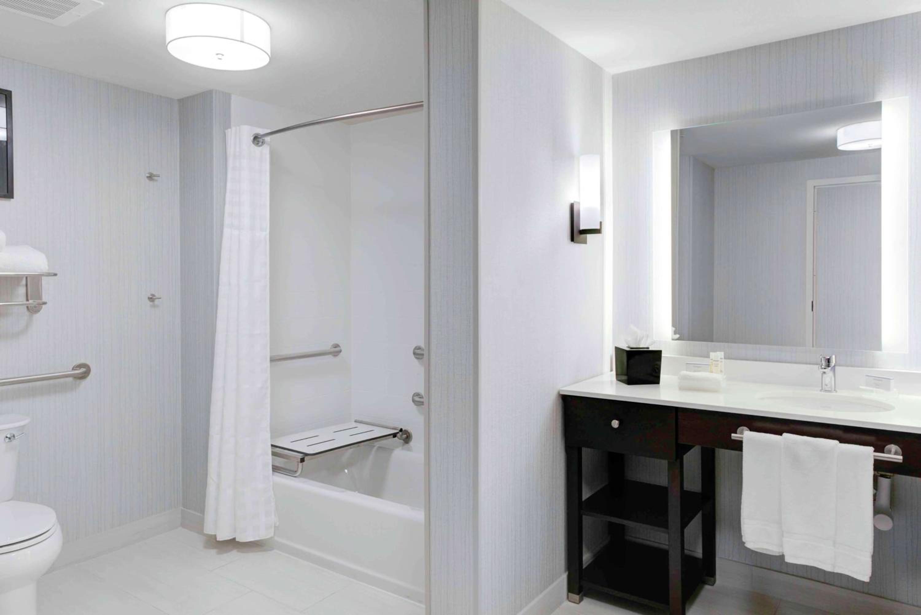 Queen Suite with Bath Tub - Mobility Access/Non-Smoking