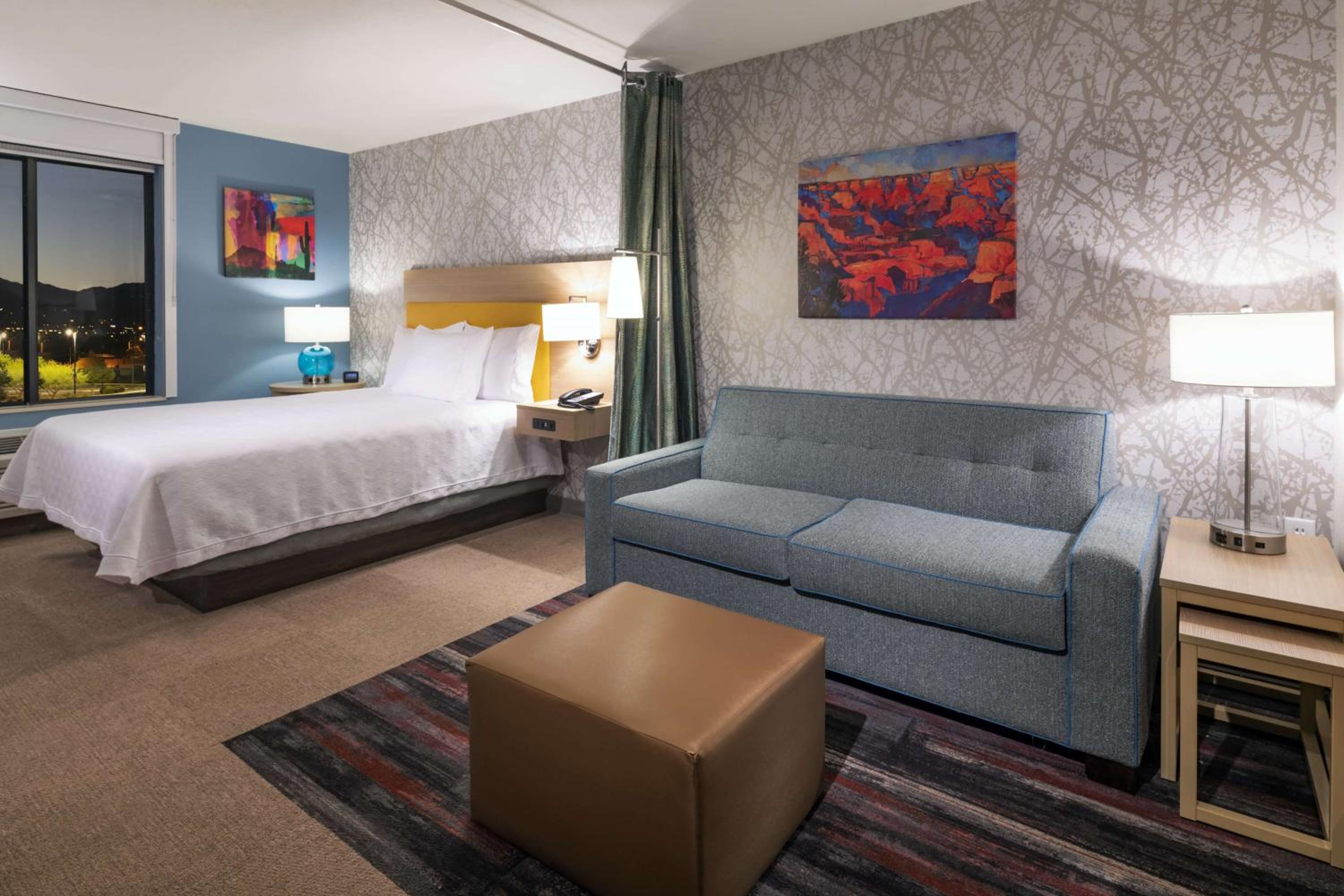 Queen Studio with Tub and Mountain View - Mobility/Hearing Accessible - Non-Smoking