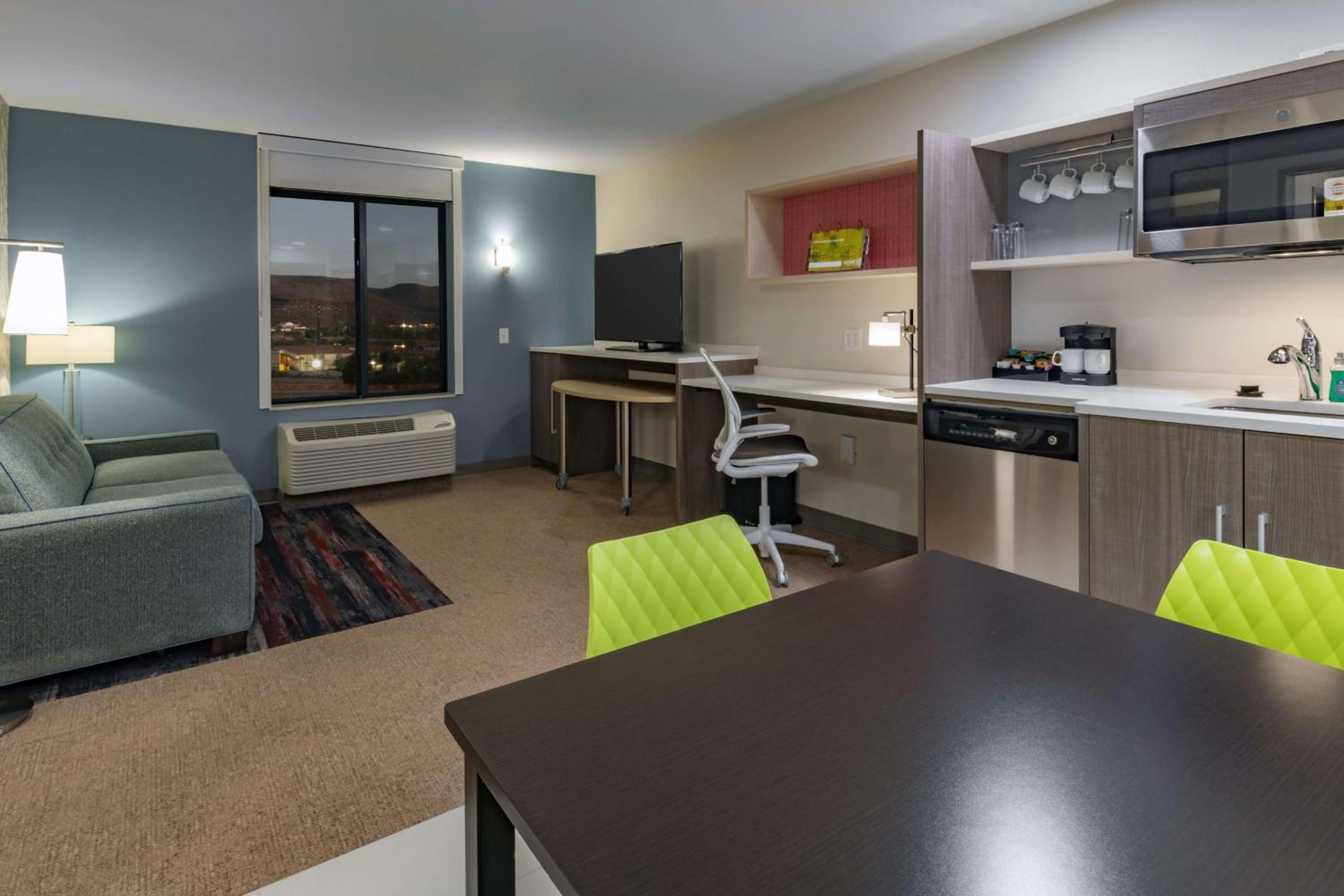 One-Bedroom King Suite with Mountain View - Non-Smoking photo 3