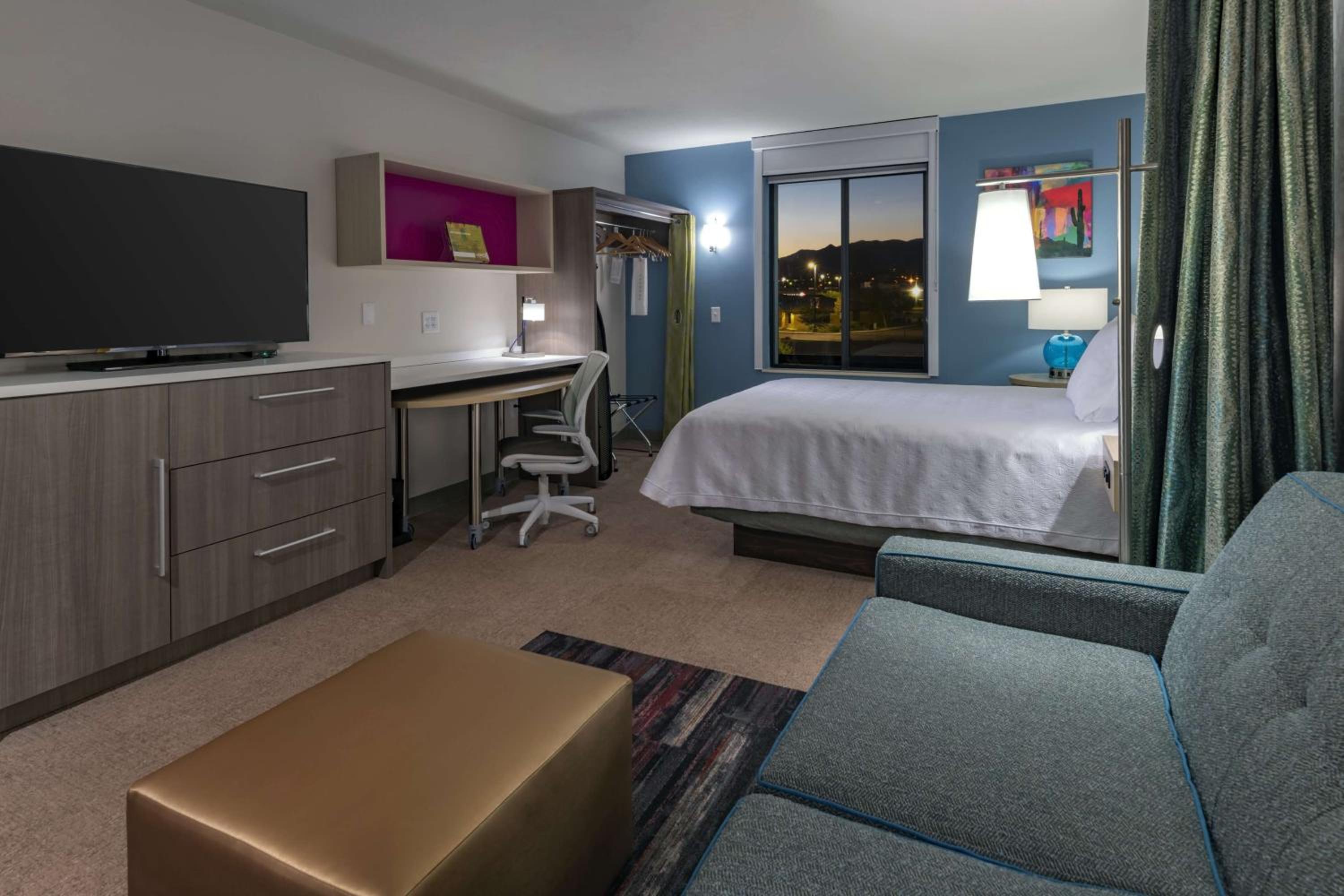 Queen Studio with Tub and Mountain View - Mobility/Hearing Accessible - Non-Smoking photo 3