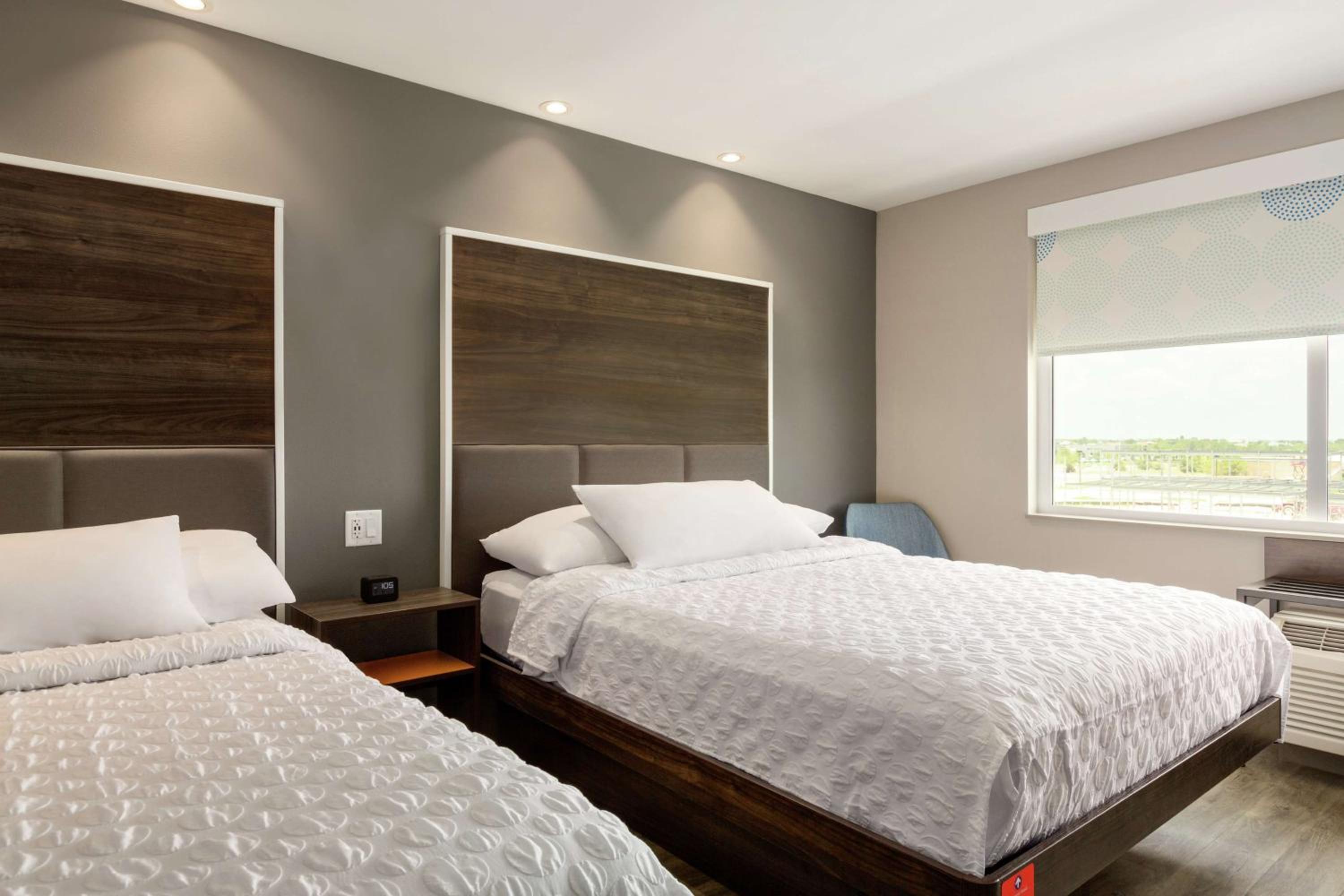 Queen Room with Two Queen Beds - Hearing Access photo 1