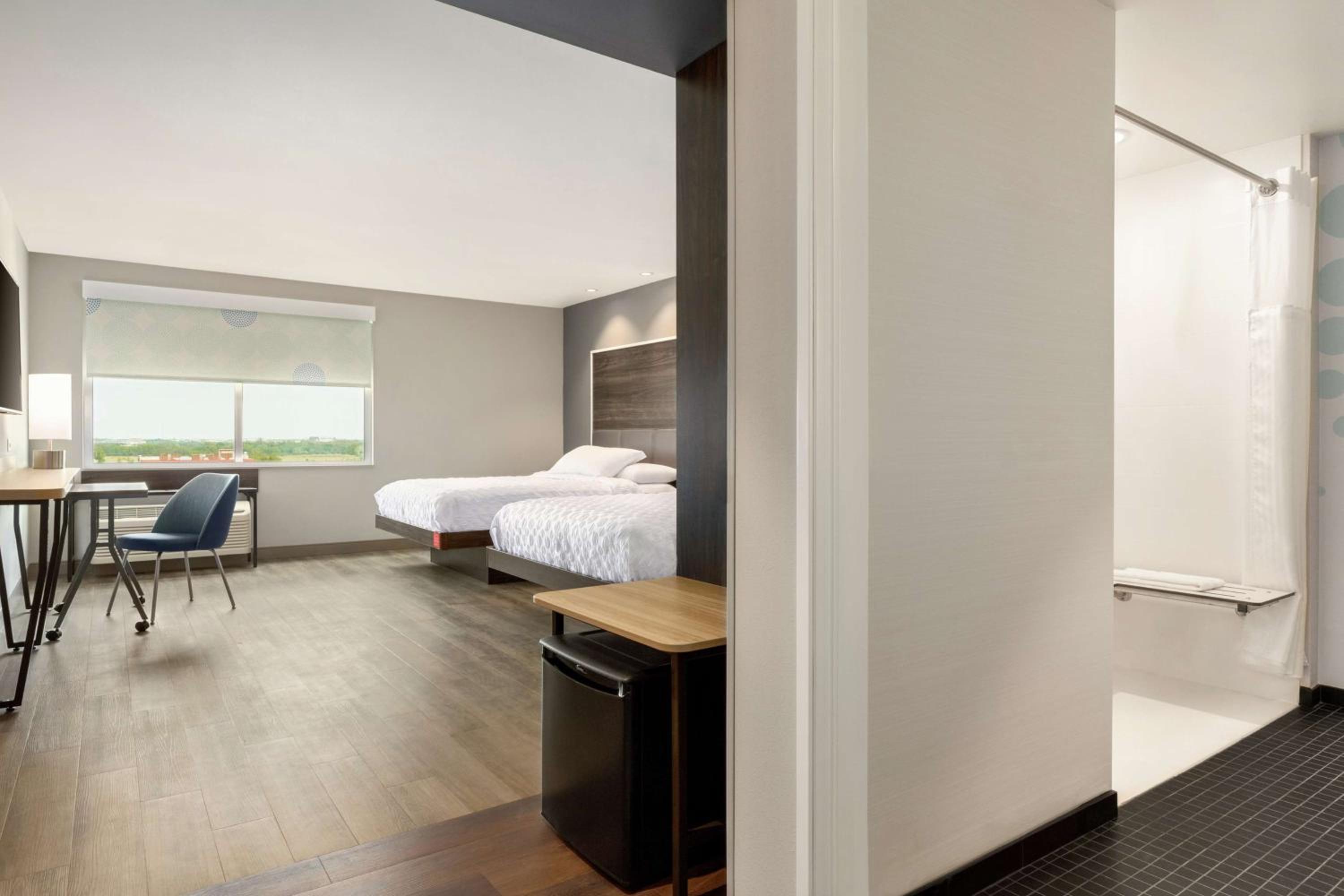 Queen Room with Two Queen Beds and Roll-In Shower - Mobility Access/Non-Smoking photo 1