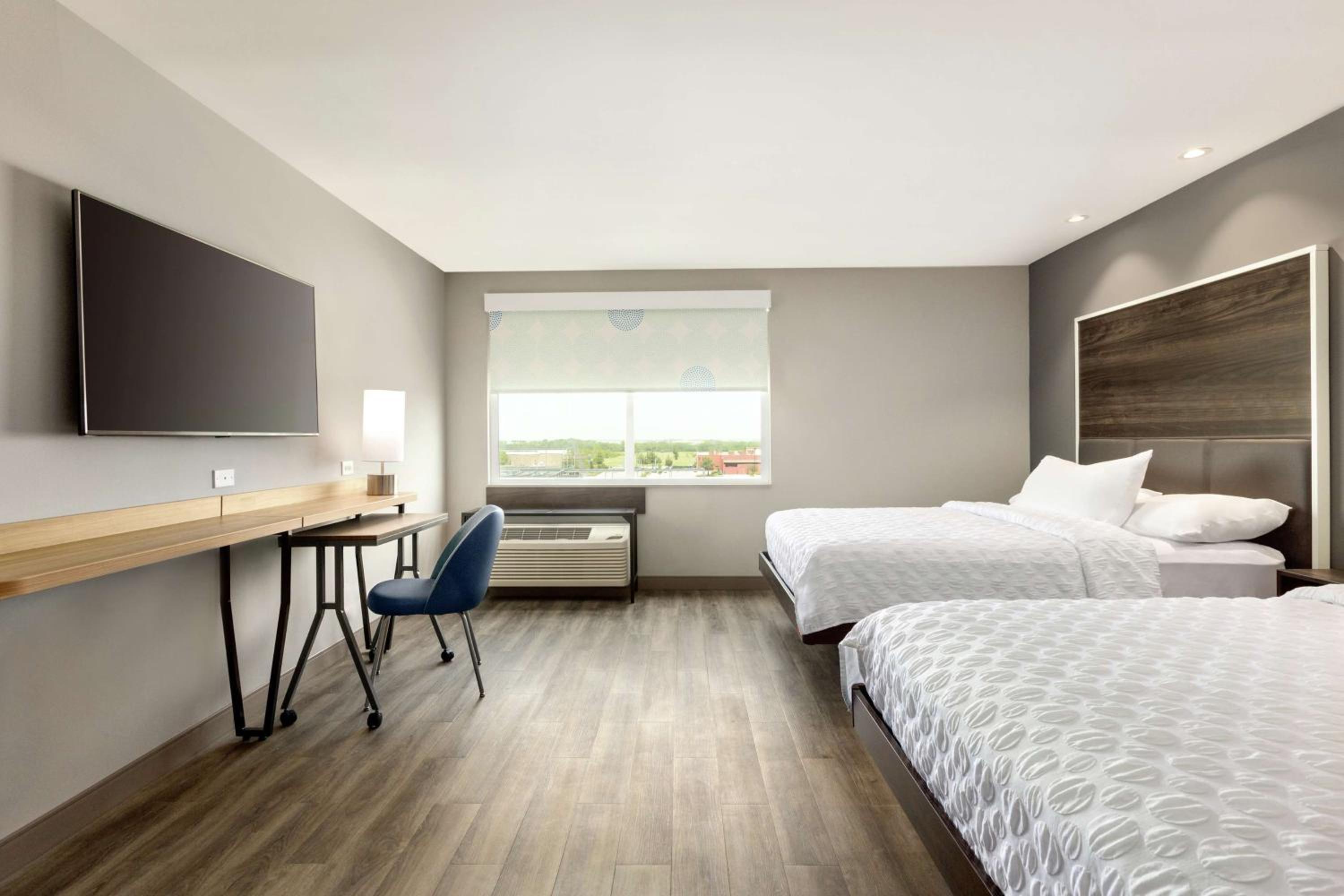 Queen Room with Two Queen Beds and Roll-In Shower - Mobility Access/Non-Smoking photo 3