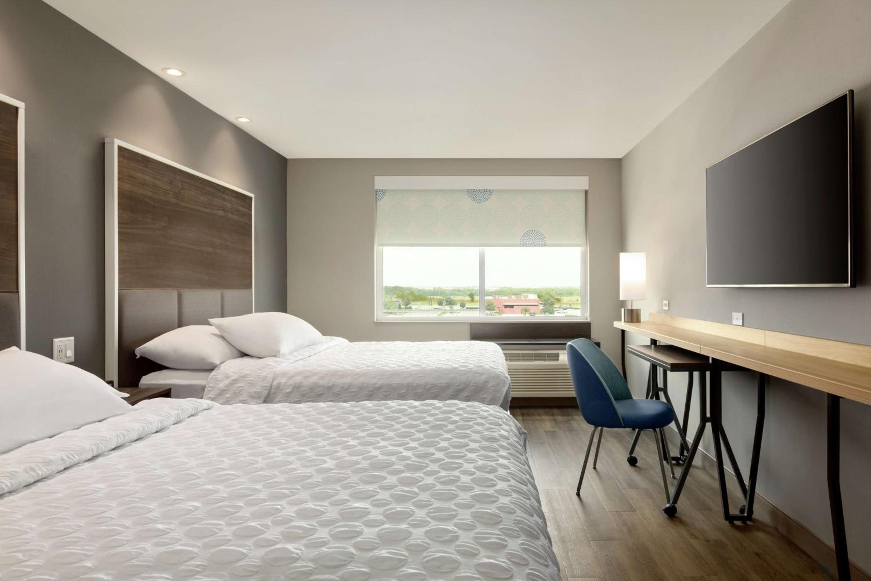 Queen Room with Two Queen Beds - Hearing Access photo 2