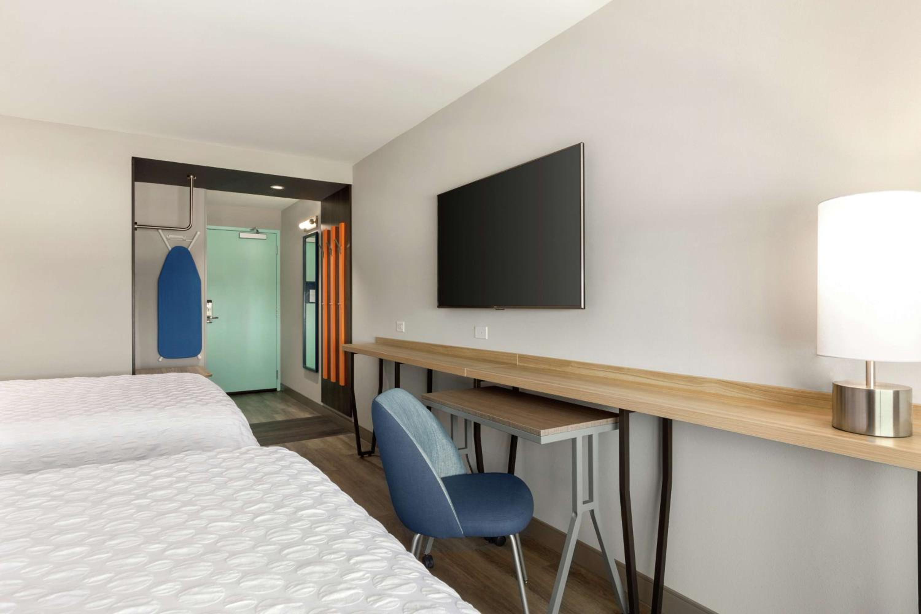 Queen Room with Two Queen Beds photo 2