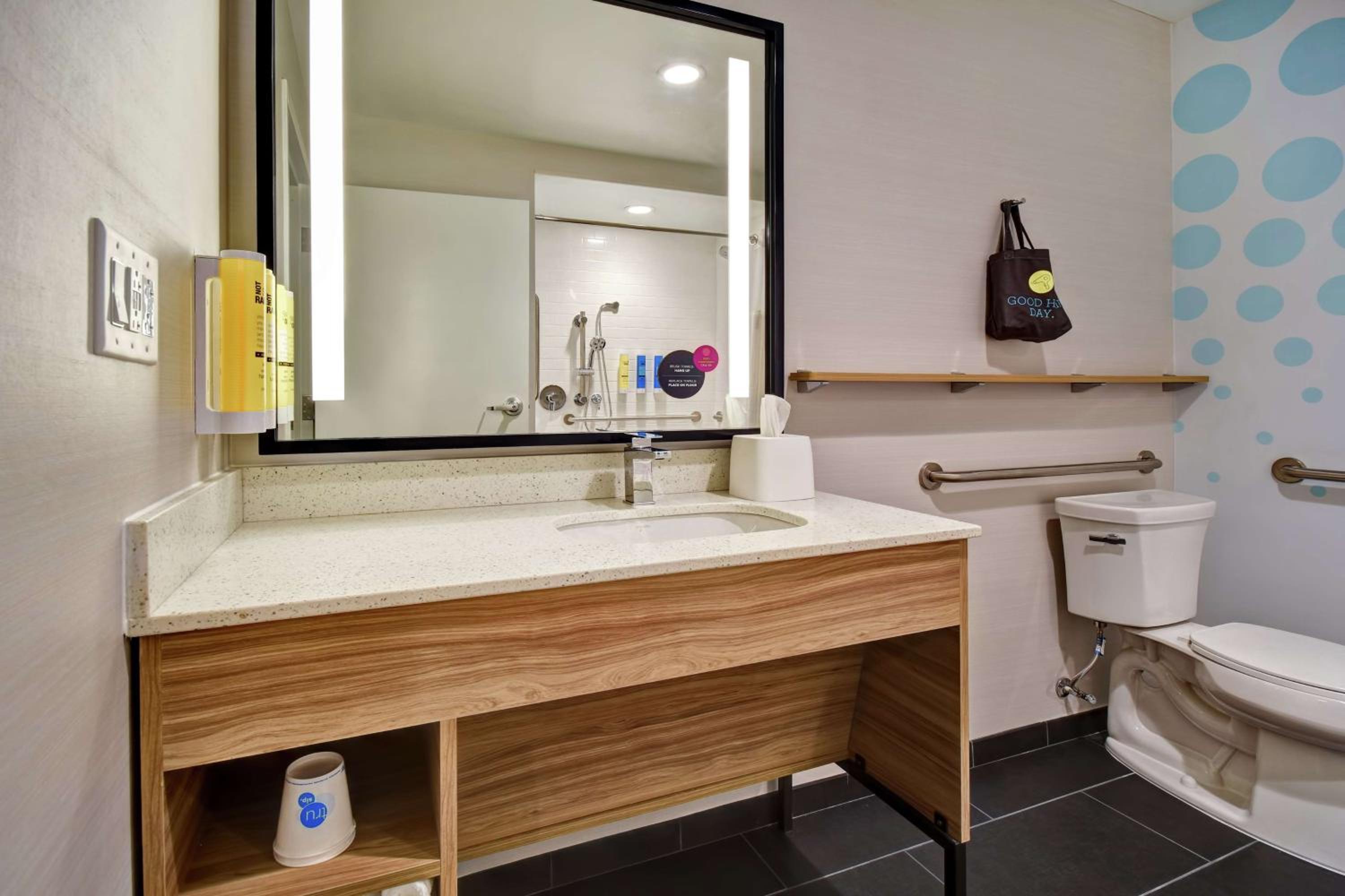 King Room with Bath Tub - Mobility Access photo 3