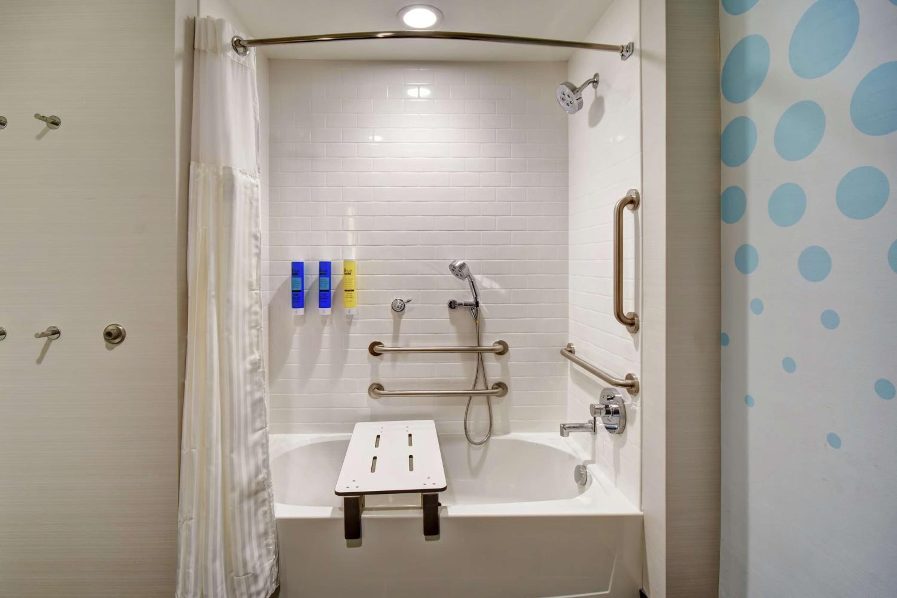 Queen Room with Two Queen Beds - Mobility Access photo 3