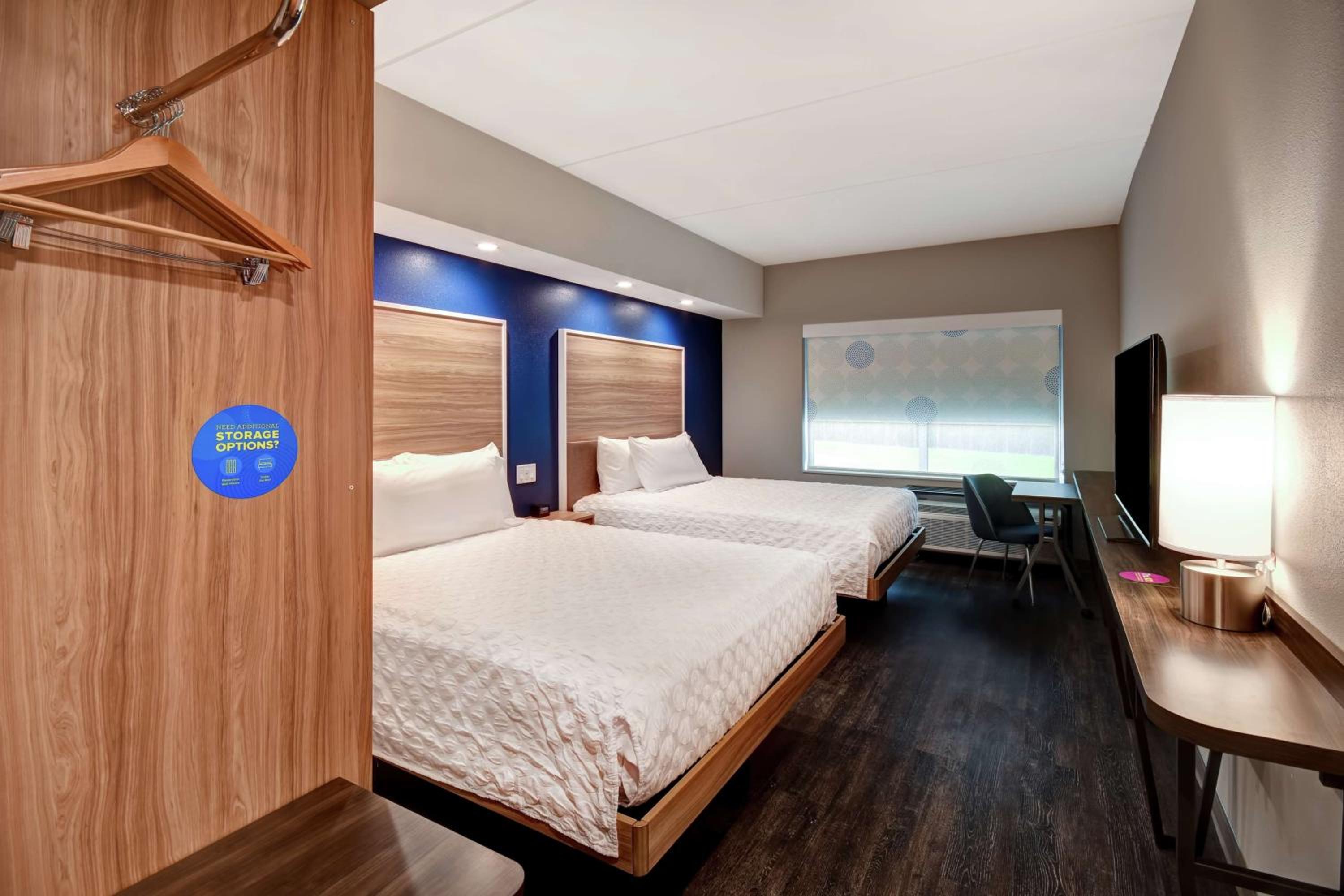 Queen Room with Two Queen Beds - Hearing Access photo 2