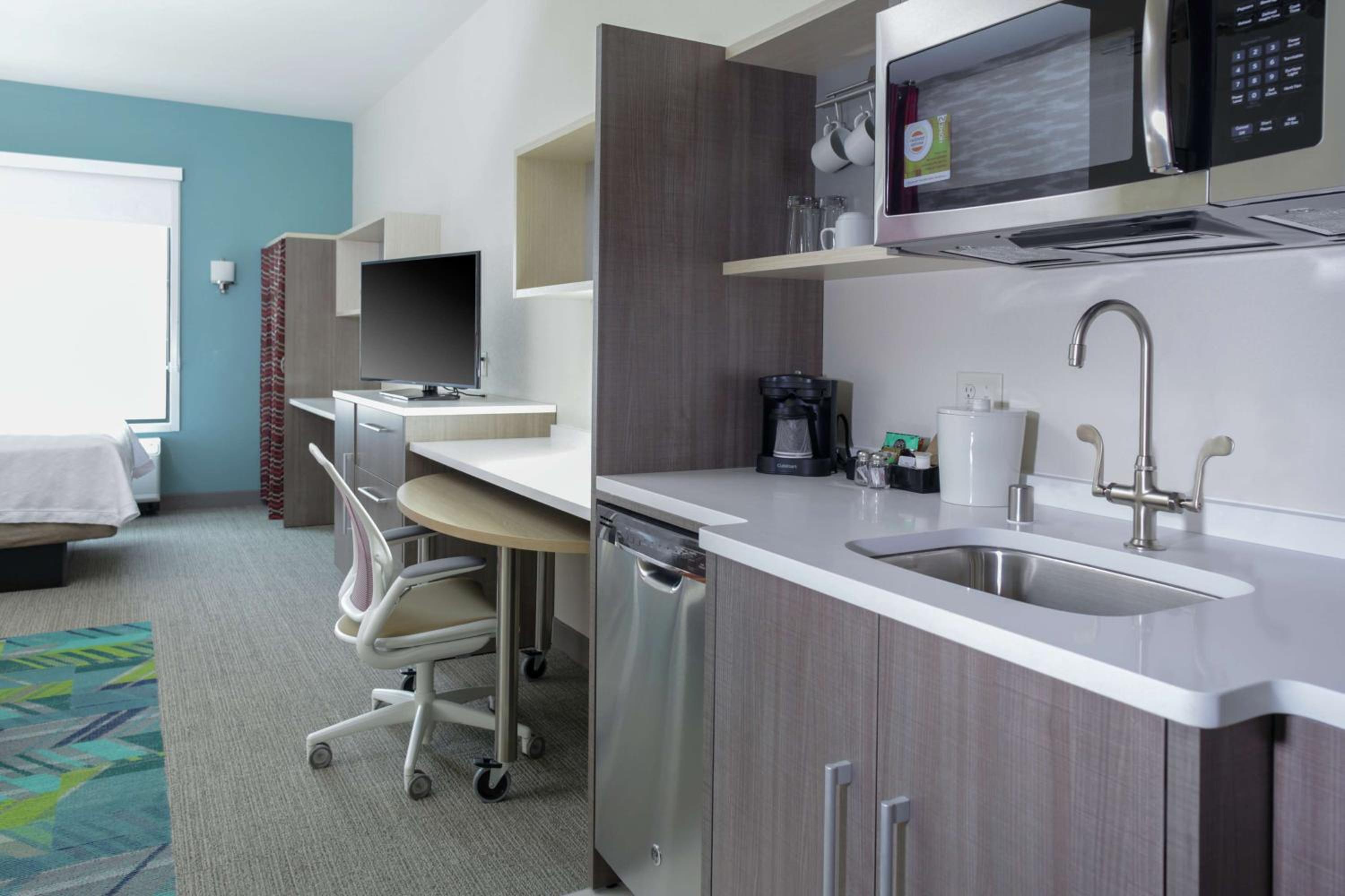 Queen Studio Suite - Hearing Access/Non-Smoking photo 3