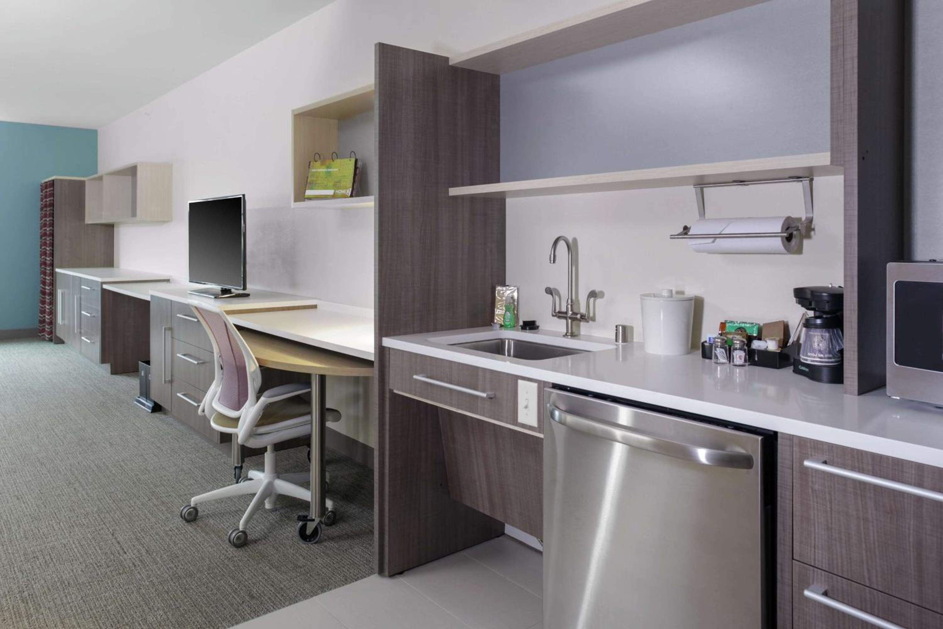 Studio with Two Queen Beds and Roll-In Shower - Mobility and Hearing Access/Non-Smoking